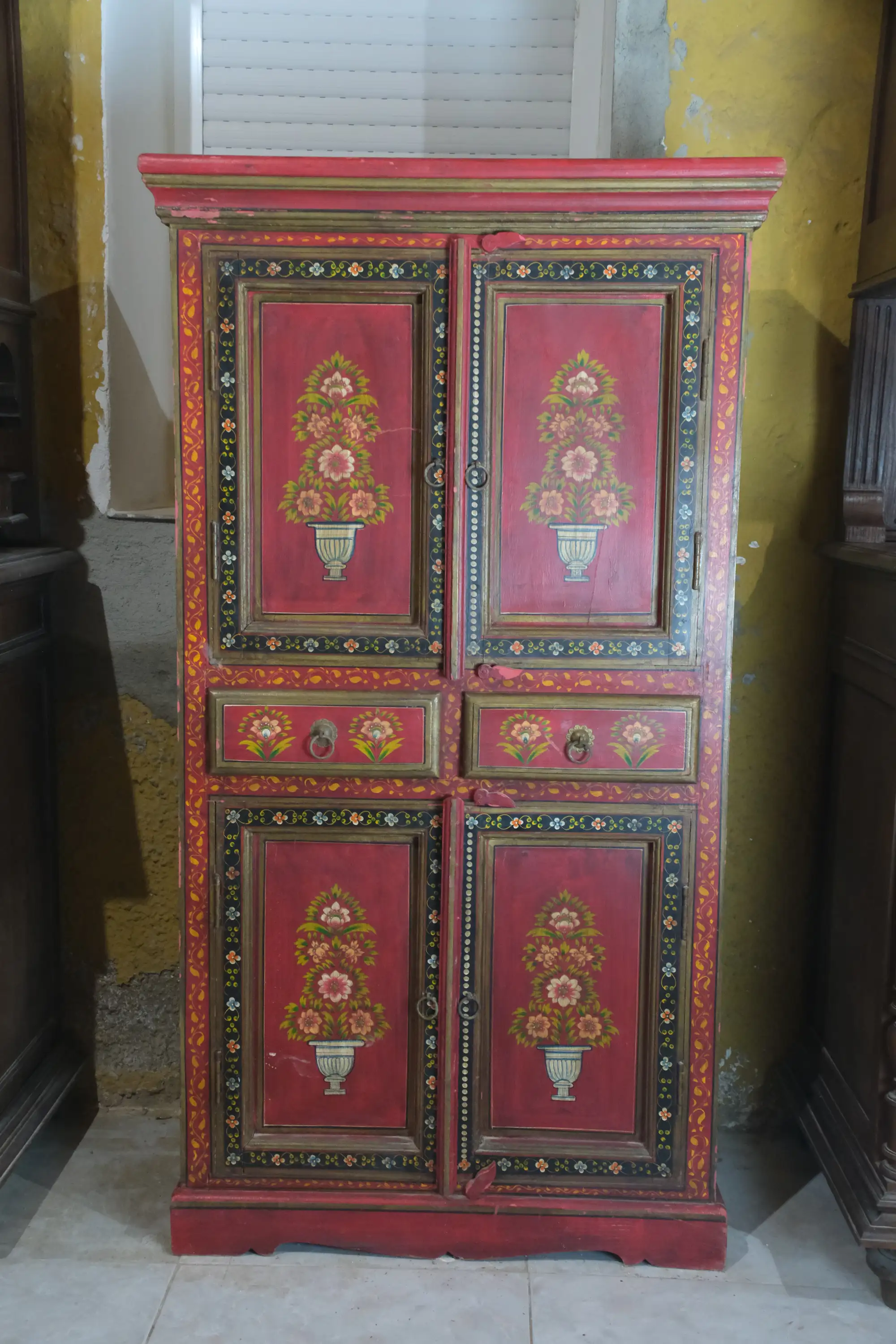 Mueble del Siglo XX Pintado con Flores de la India