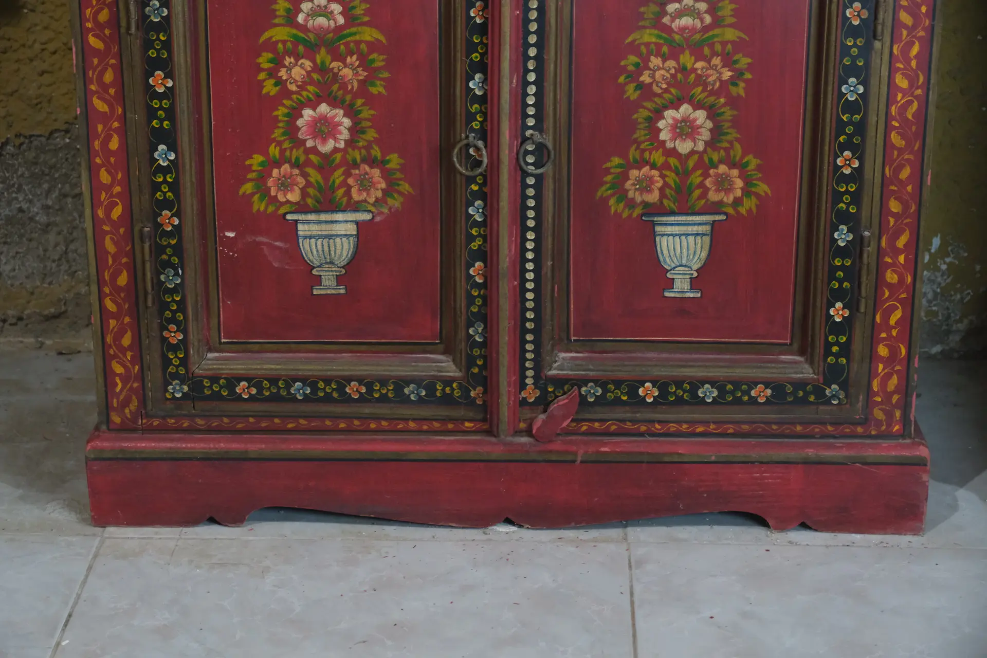 Mueble del Siglo XX Pintado con Flores de la India, Armarios y Vitrinas, Siglo XX · vista 5/10