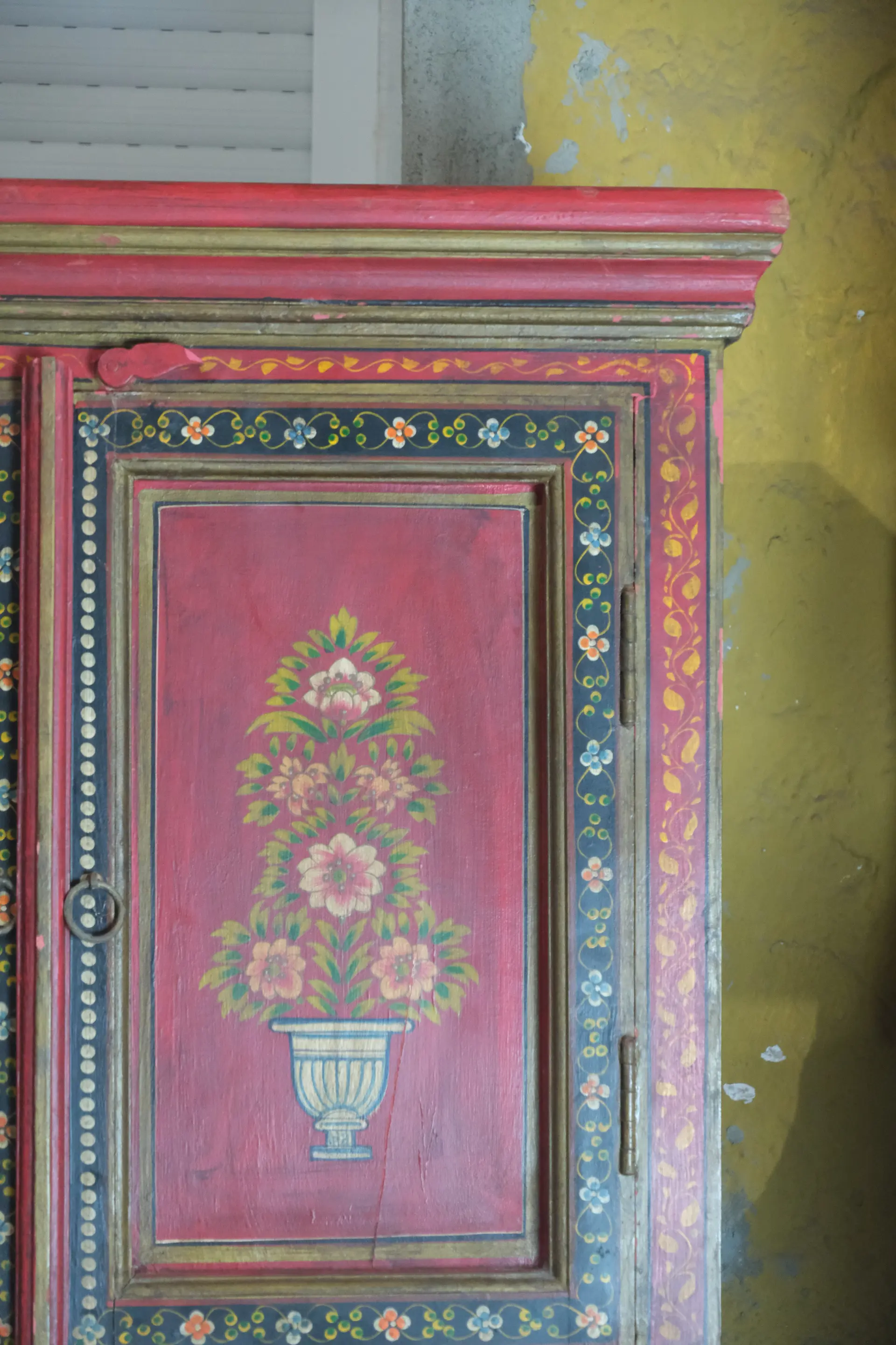 Mueble del Siglo XX Pintado con Flores de la India, Armarios y Vitrinas, Siglo XX · vista 3/10