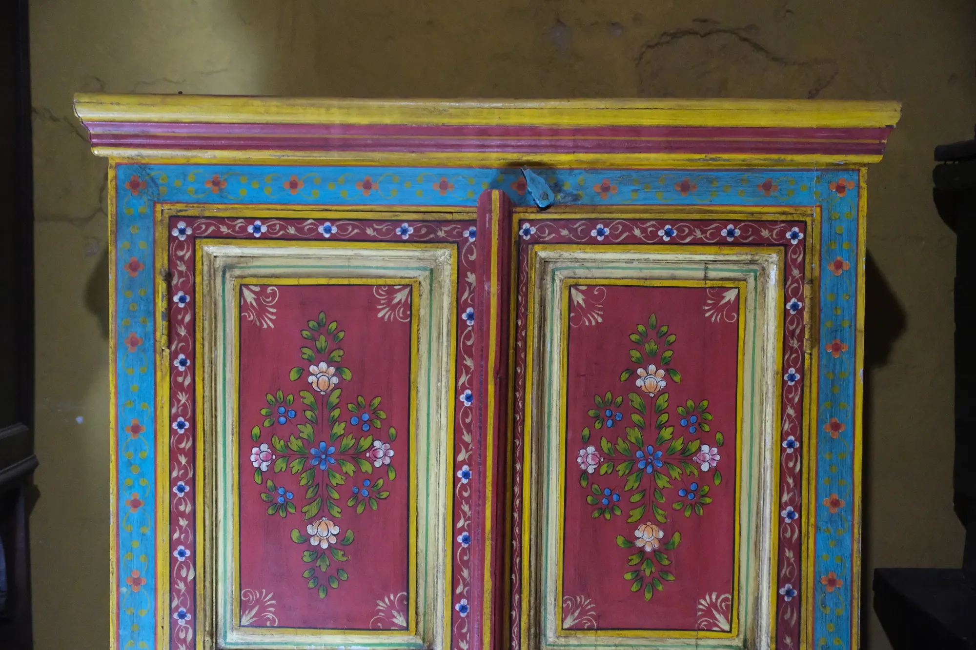 Mueble del Siglo XX de India con Puertas y Pintura Floral, Armarios y Vitrinas, Siglo XX · vista 3/7
