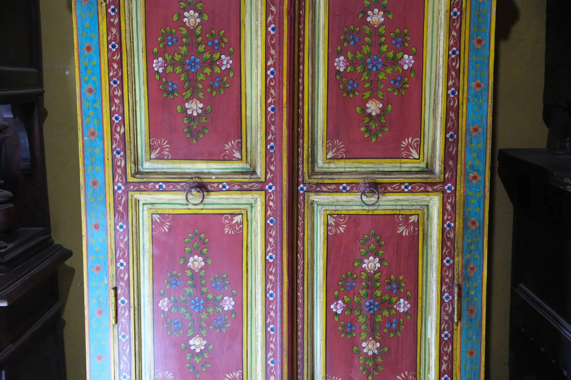 Mueble del Siglo XX de India con Puertas y Pintura Floral, Armarios y Vitrinas, Siglo XX · vista 4/7