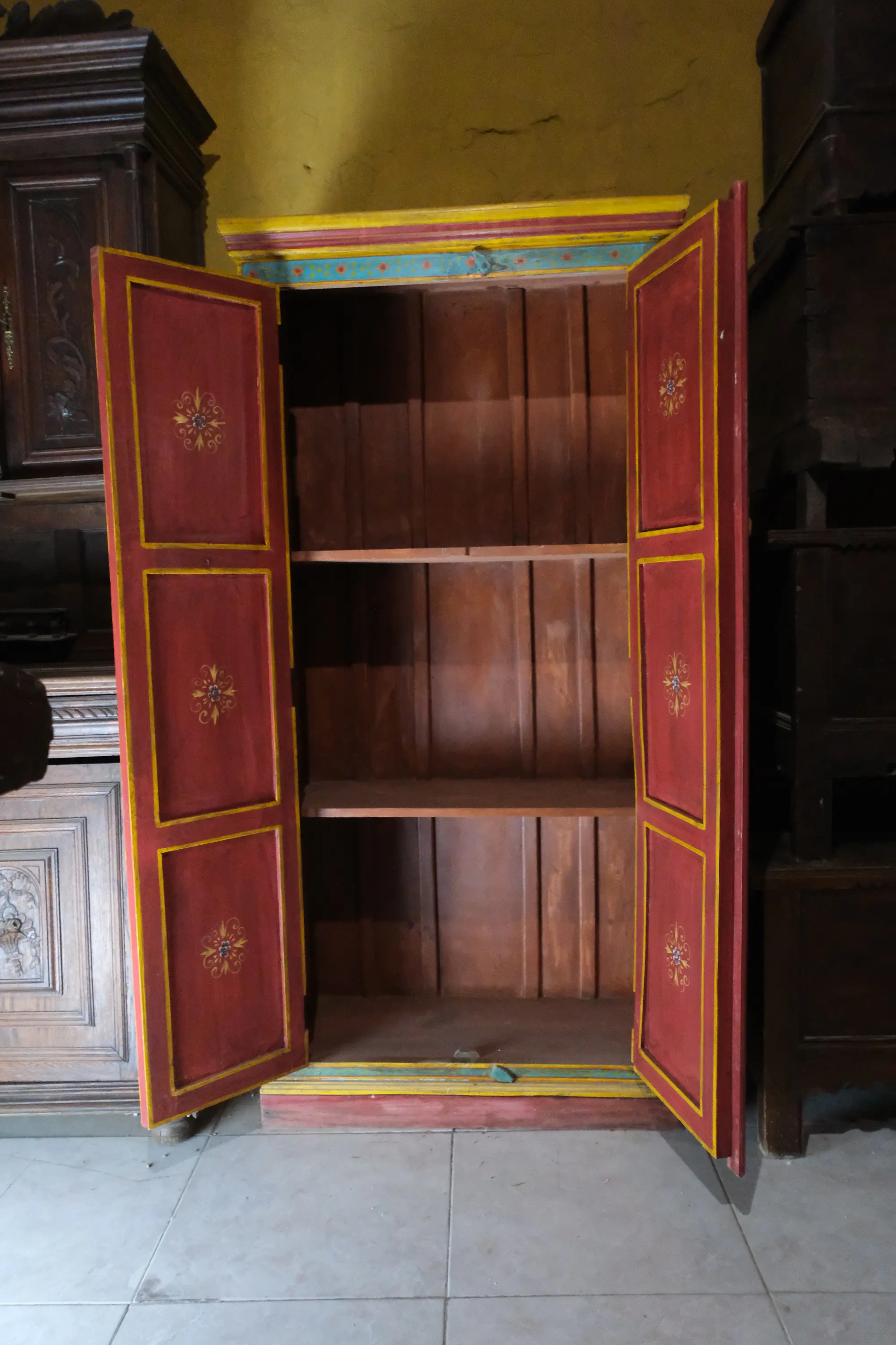 Mueble del Siglo XX de India con Puertas y Pintura Floral, Armarios y Vitrinas, Siglo XX · vista 7/7
