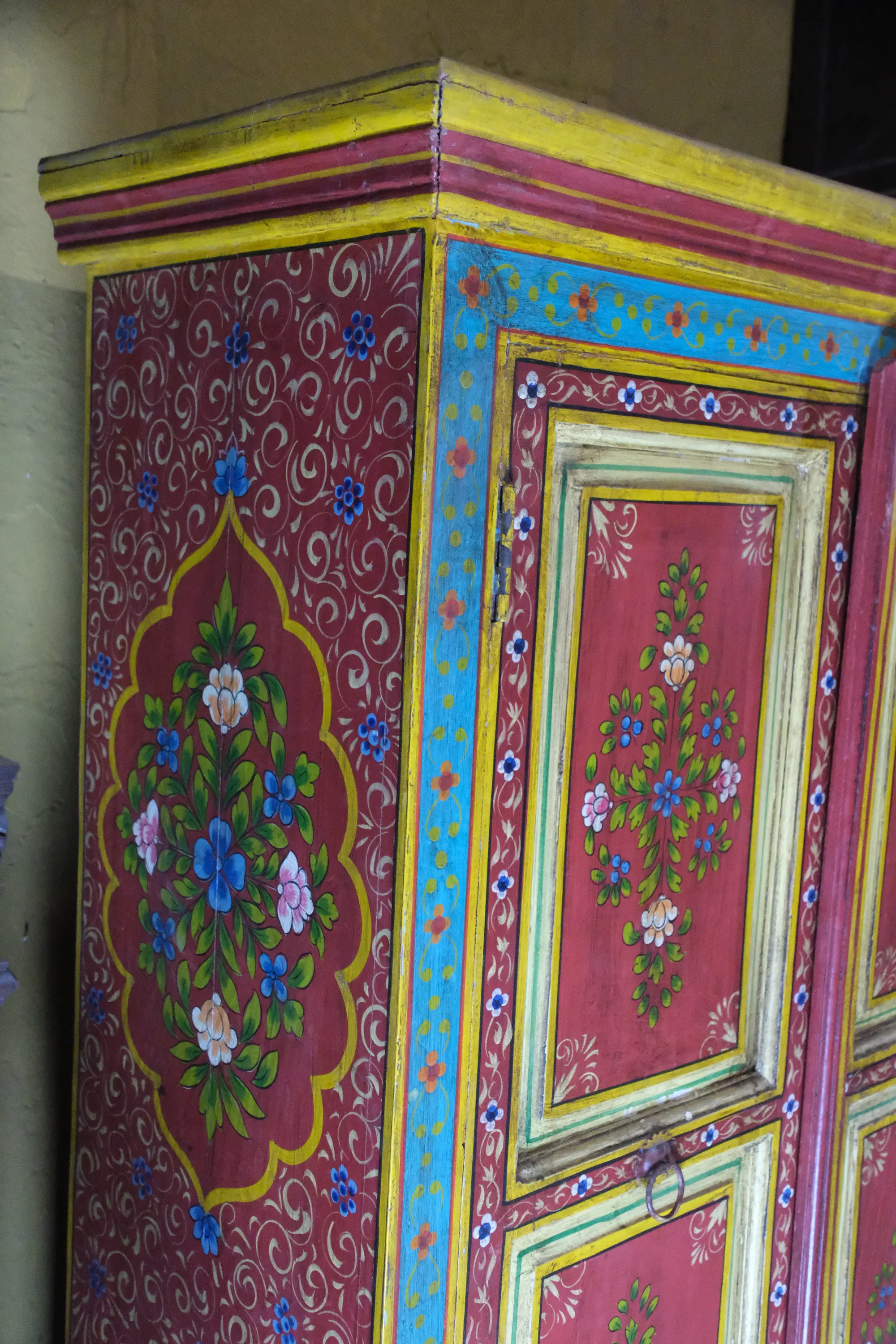Mueble del Siglo XX de India con Puertas y Pintura Floral, Armarios y Vitrinas, Siglo XX · vista 6/7