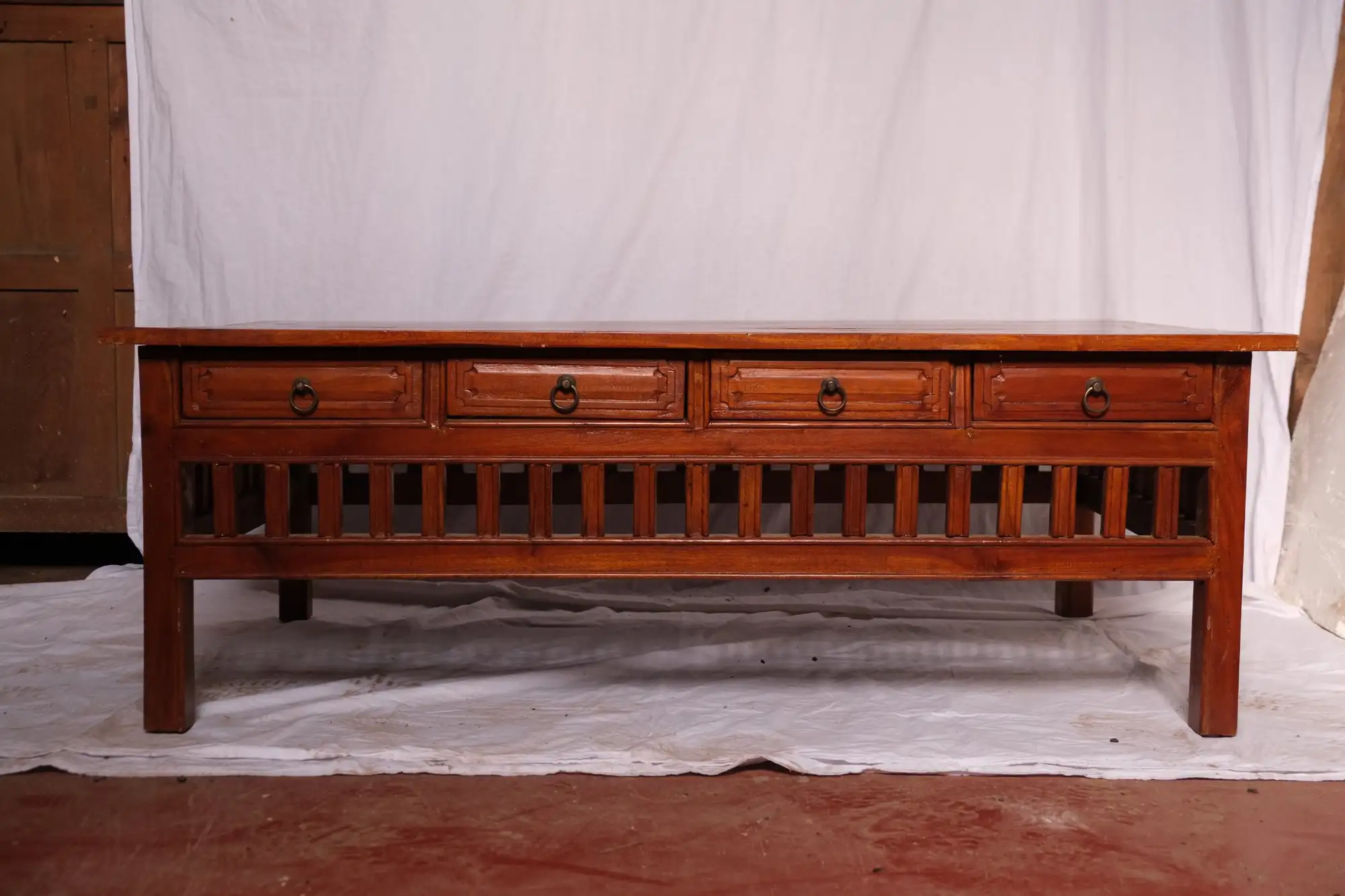 Mesa Baja del Siglo XX en Madera Maciza con Cajones