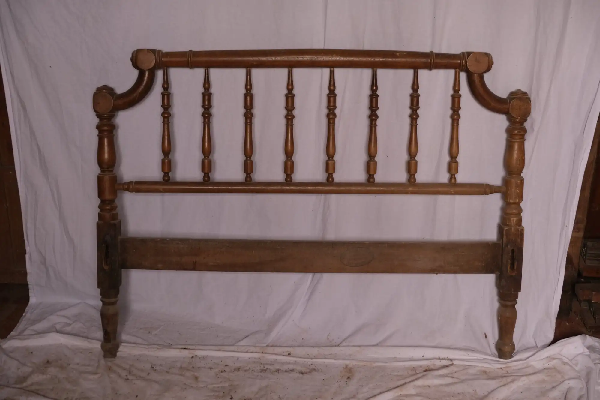 Cabecero de Cama del Siglo XX en Madera Maciza