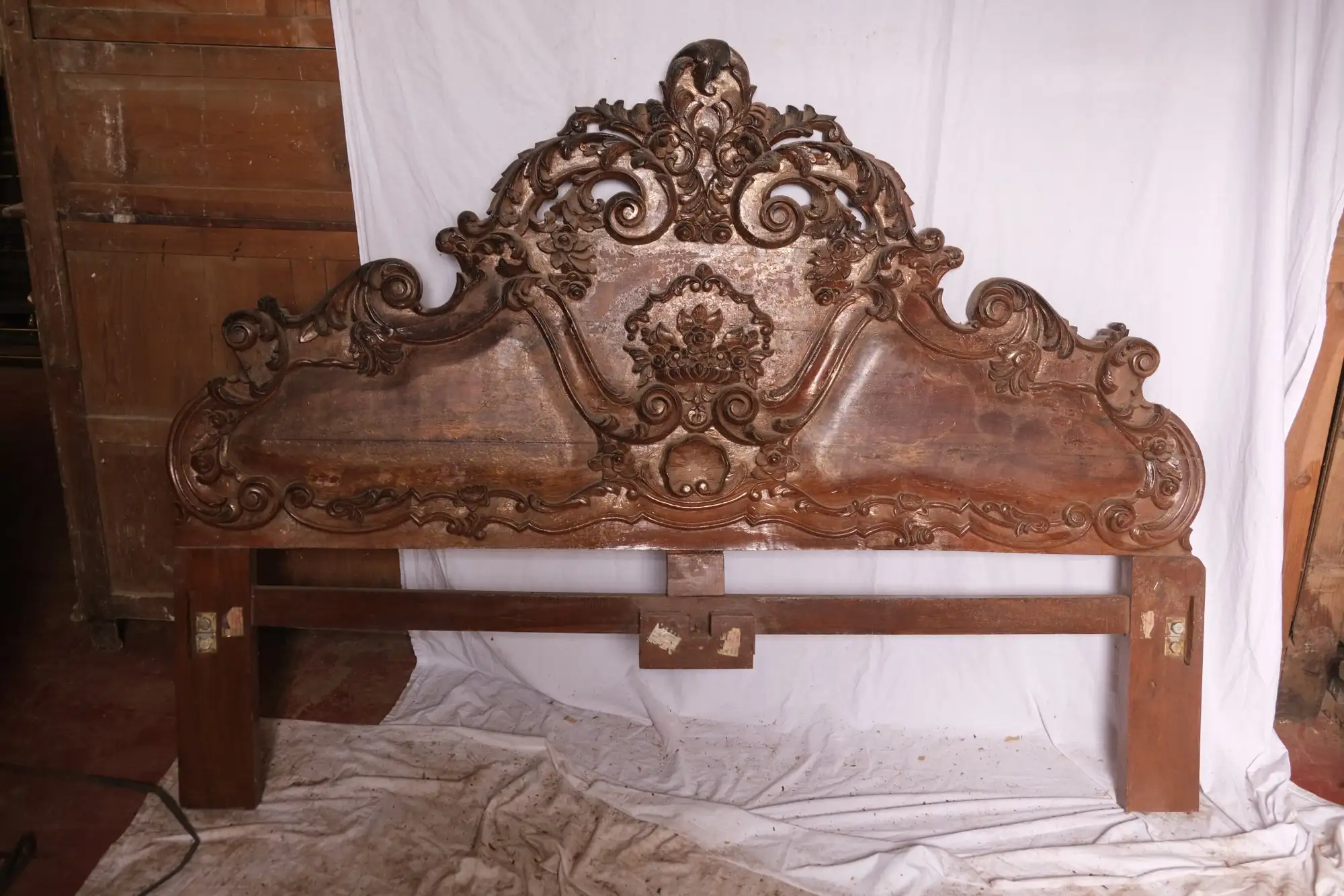Cabecero de Cama del Siglo XX en Madera Maciza Estilo Neo-barroco