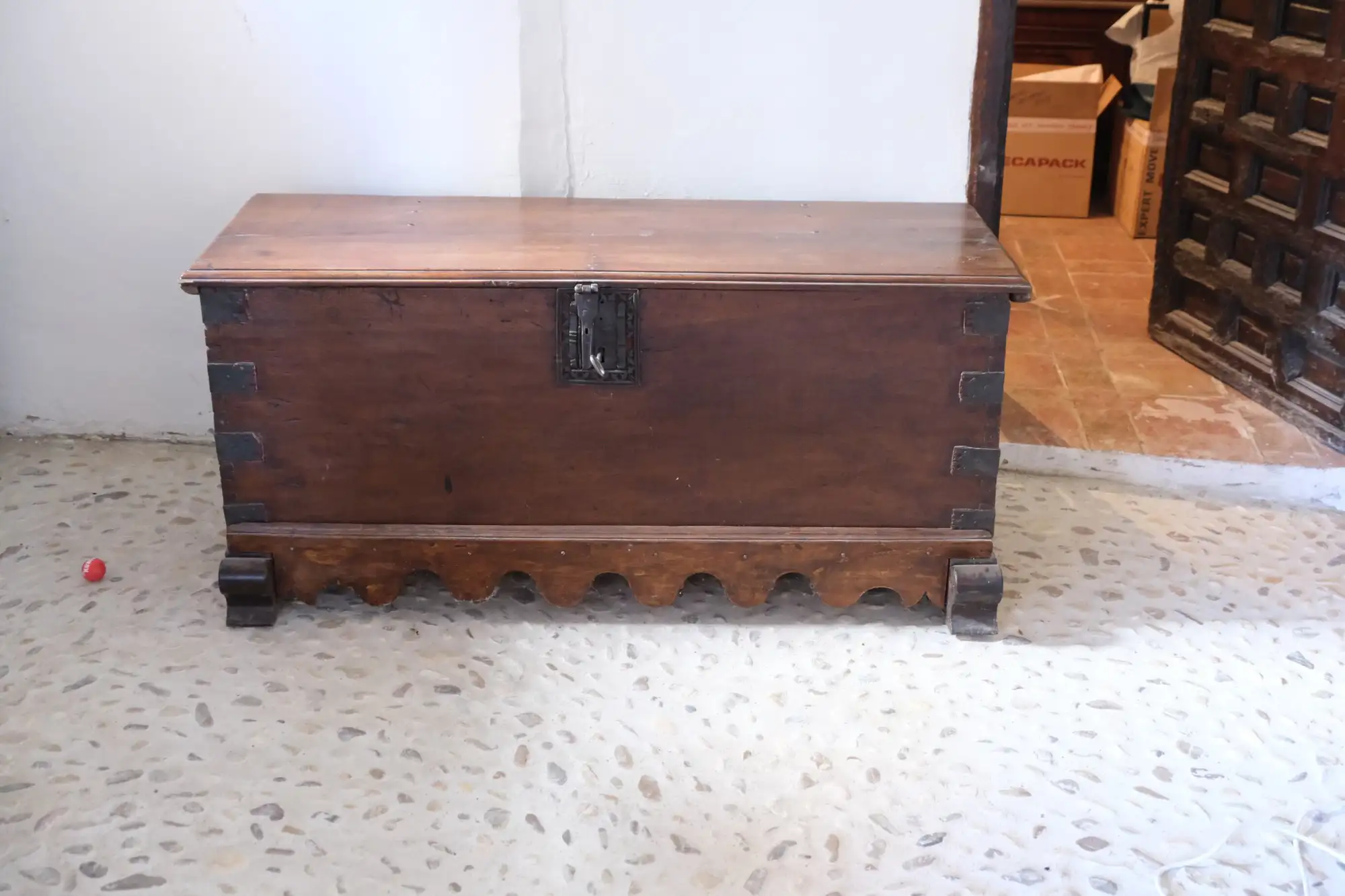 Arca o Baul del Siglo XVIII en Madera Oscura