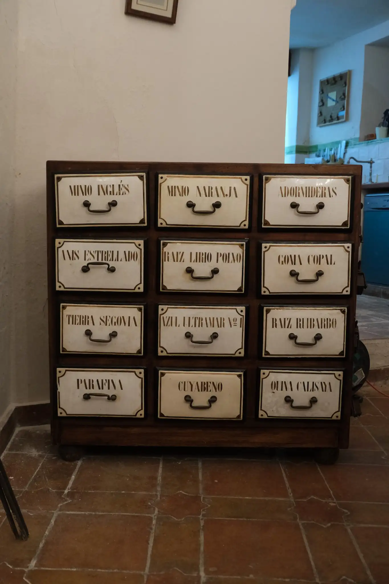 Mueble Cajonero de Botica del Siglo XIX–XX en Madera Maciza