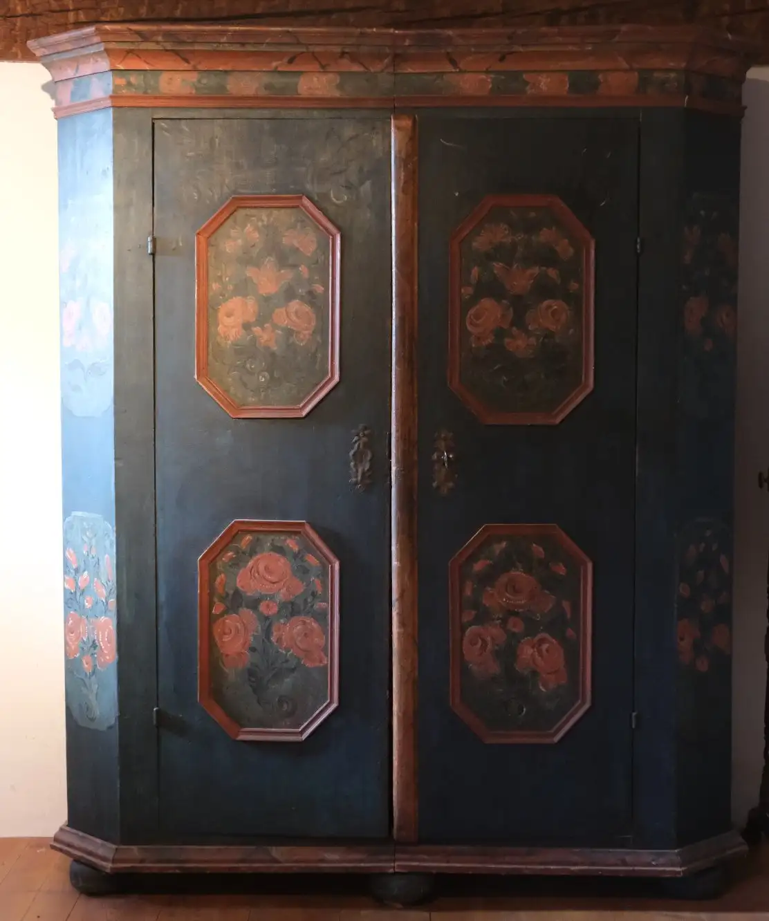 Armario del Siglo XVII en Madera Maciza Policromada `Bauernschrank´