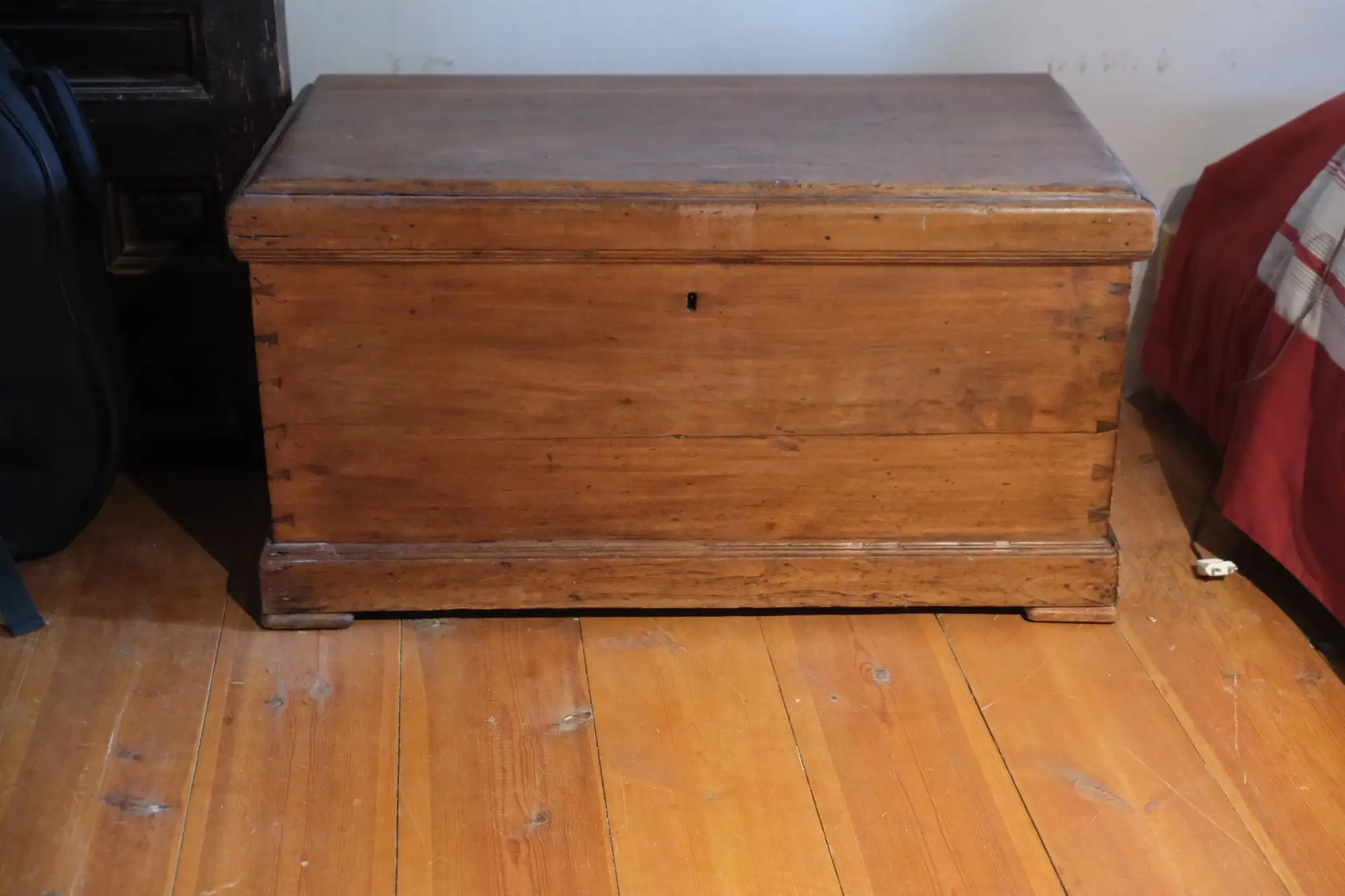Arcón del Siglo XVIII en Madera Maciza