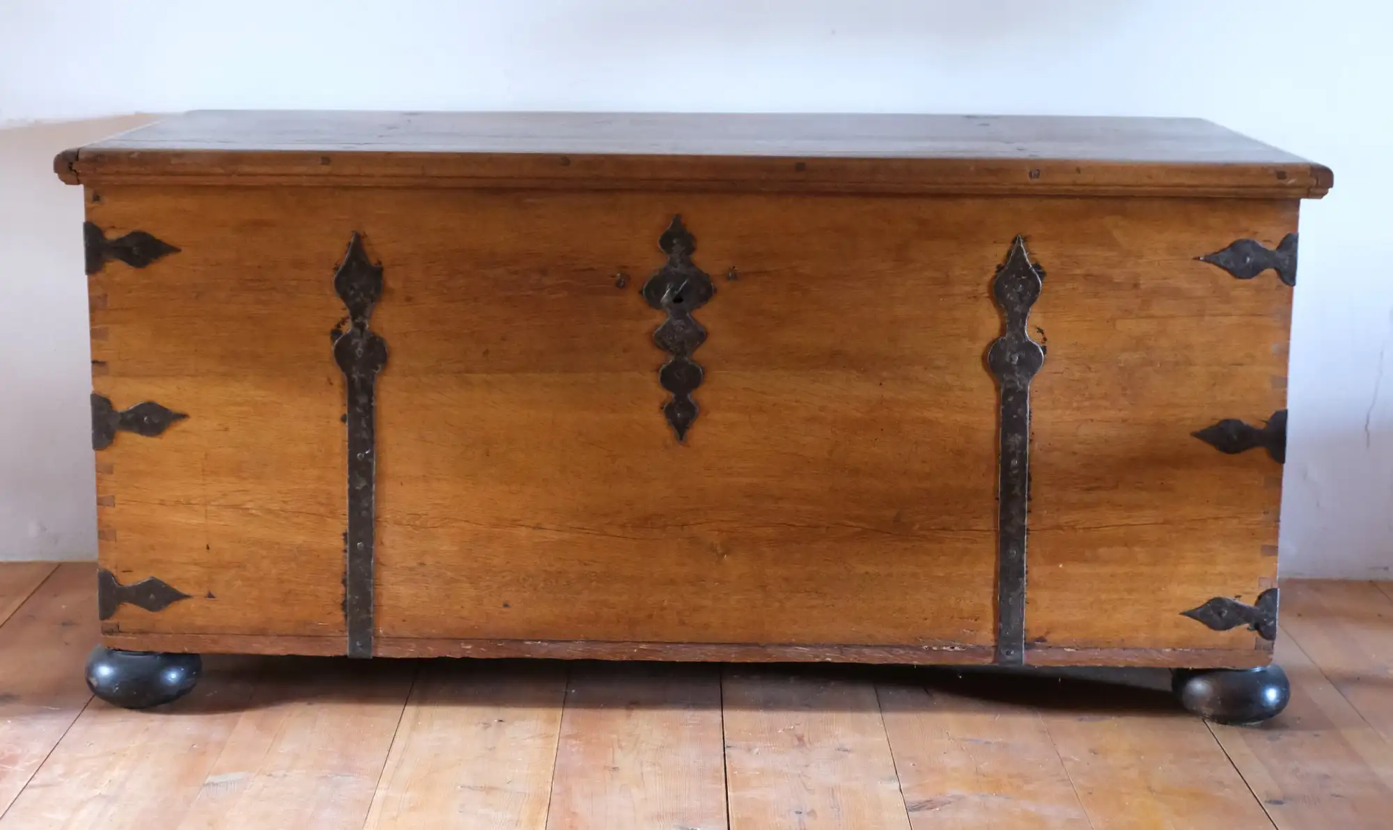 Baúl Holandés del Siglo XVII en Madera Maciza
