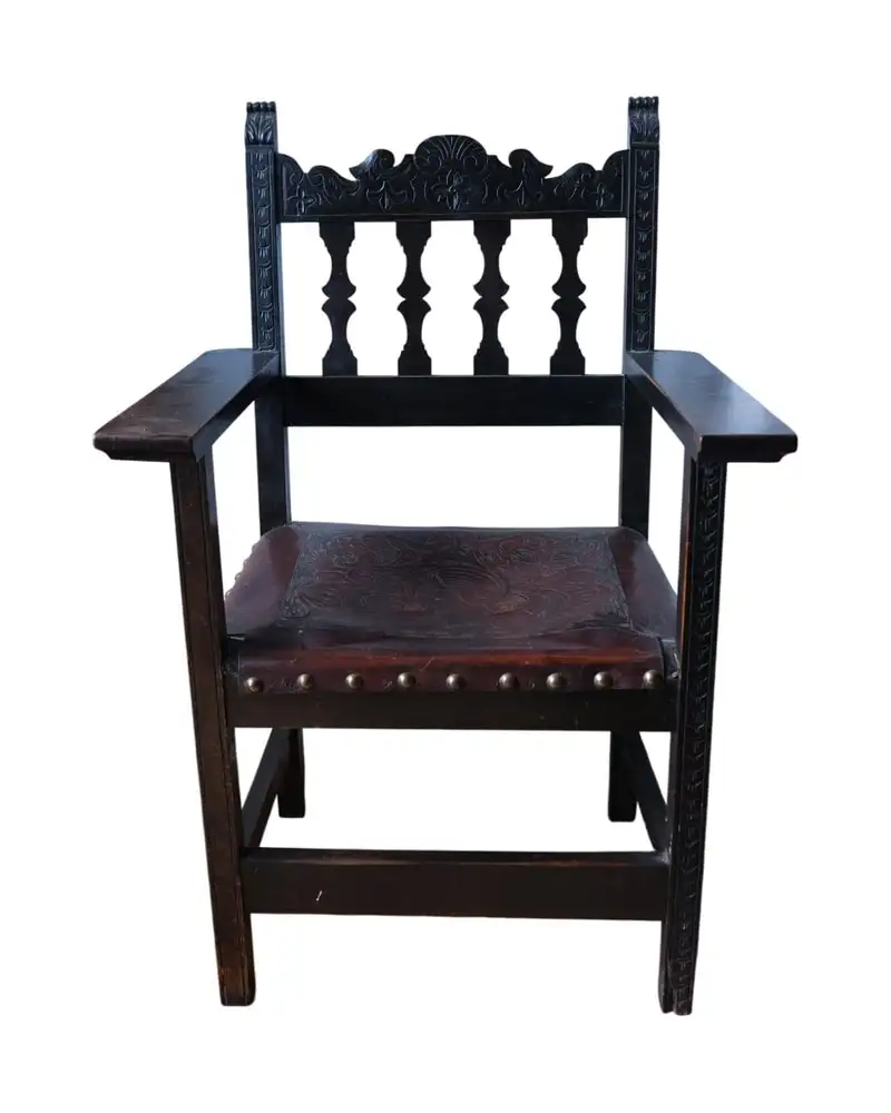 Sillón del Siglo XIX–XX en Madera con Asiento de Cuero