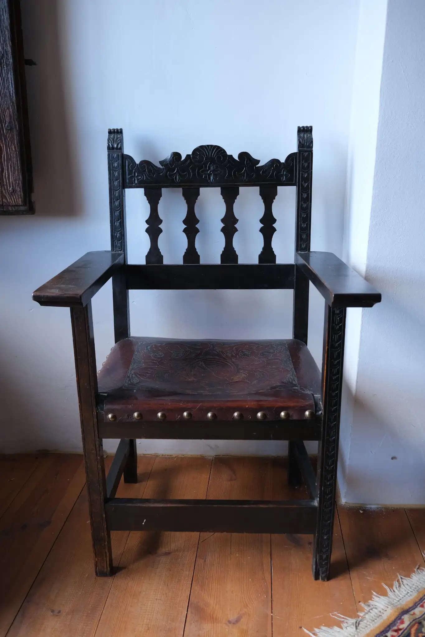 Sillón del Siglo XIX–XX en Madera con Asiento de Cuero