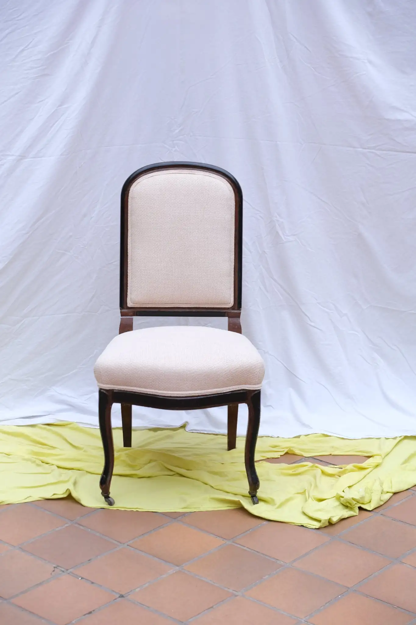 Silla del Siglo XX con Patas Torneadas y Ruedas de Metal