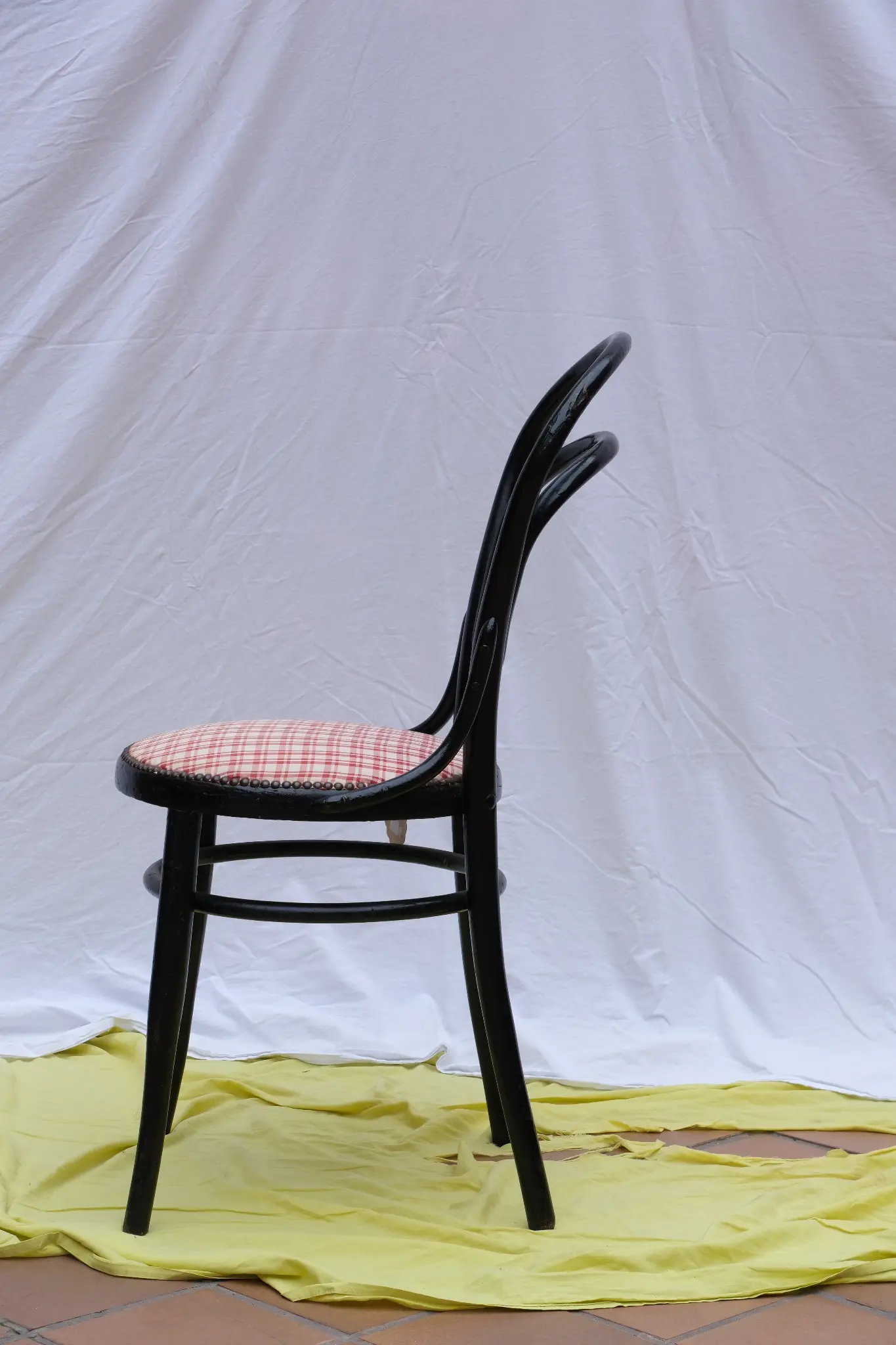 Silla Tipo Thonet del Siglo XX en Negro y Tela Roja y Blanca, Sillas y Asientos, Siglo XX · vista 5/5