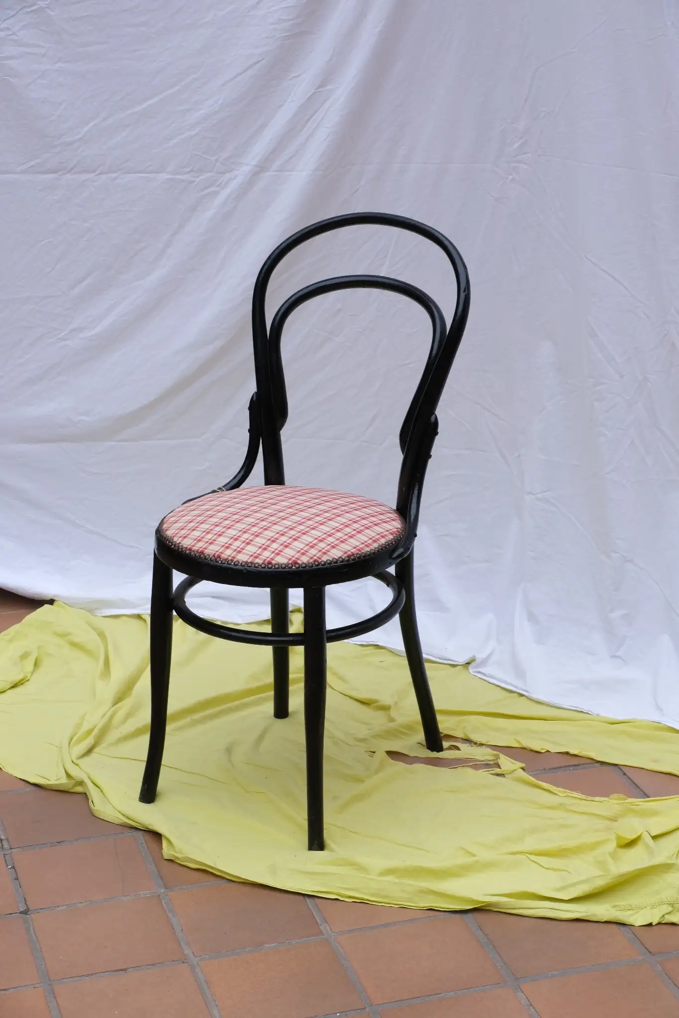 Silla Tipo Thonet del Siglo XX en Negro y Tela Roja y Blanca