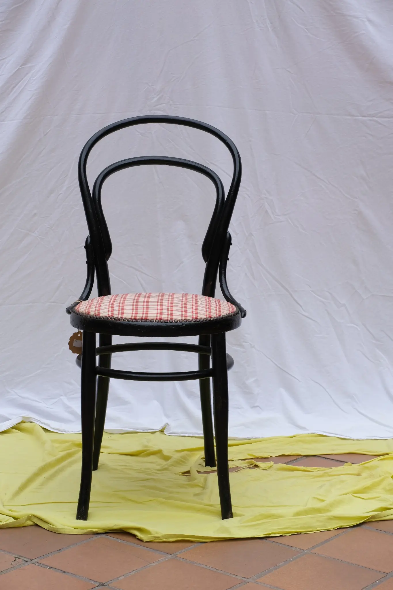 Silla Tipo Thonet del Siglo XX en Negro y Tela Roja y Blanca, Sillas y Asientos, Siglo XX · vista 2/5