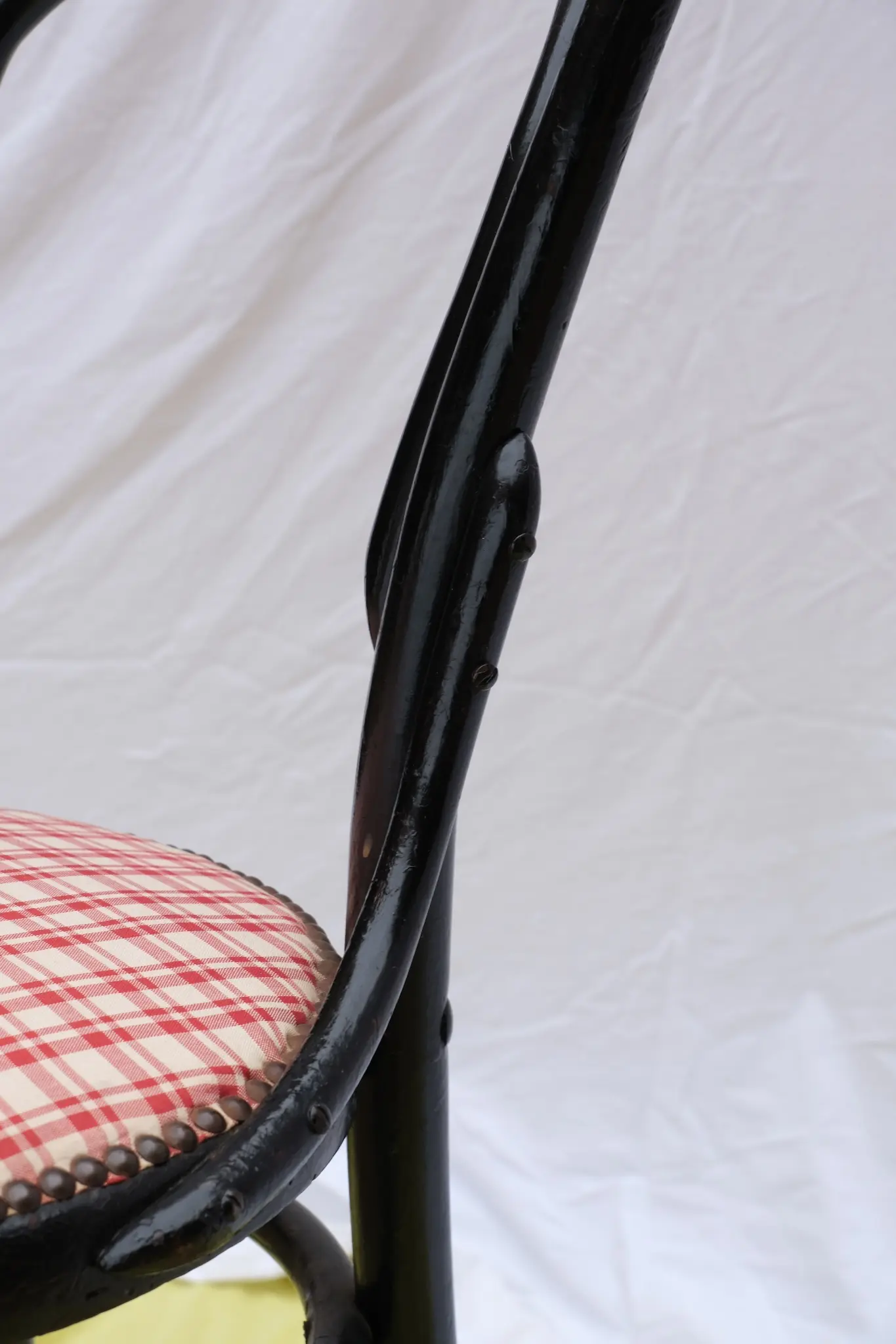 Silla Tipo Thonet del Siglo XX en Negro y Tela Roja y Blanca, Sillas y Asientos, Siglo XX · vista 4/5