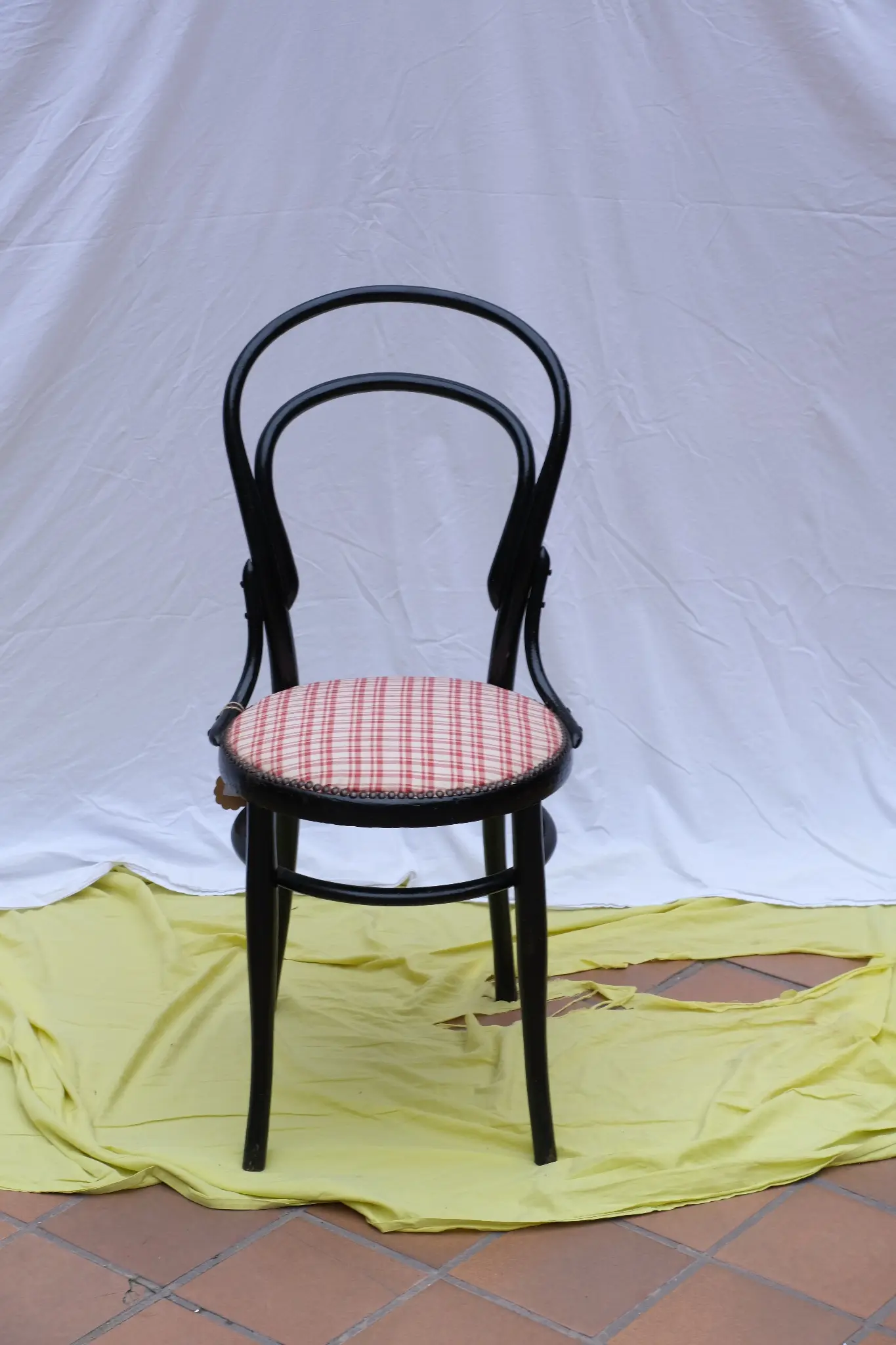 Silla Tipo Thonet del Siglo XX en Negro y Tela Roja y Blanca, Sillas y Asientos, Siglo XX · vista 3/5