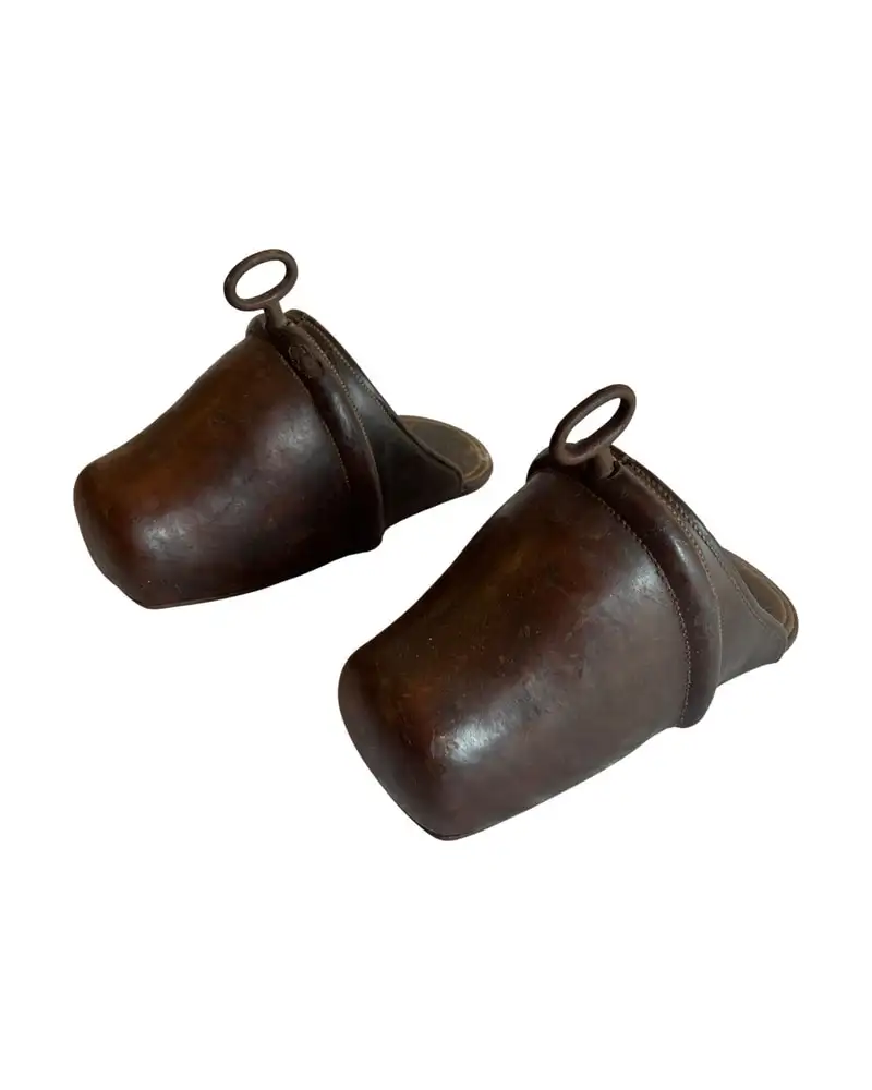 Estribos del Siglo XX en Cuero