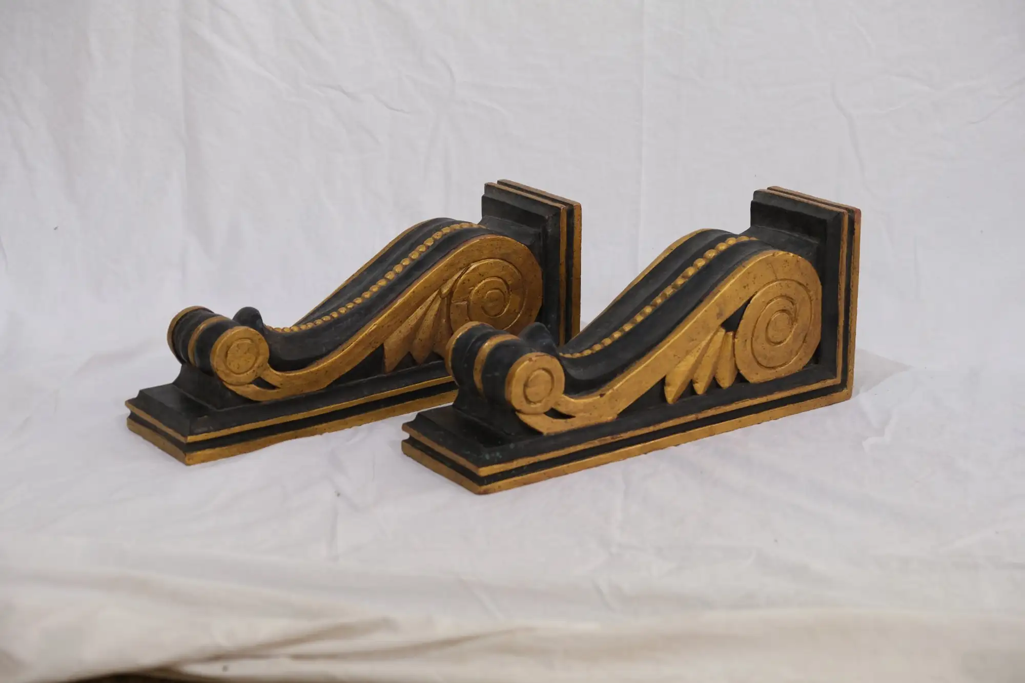 Soporte de Libros del Siglo XIX en Madera y Dorado