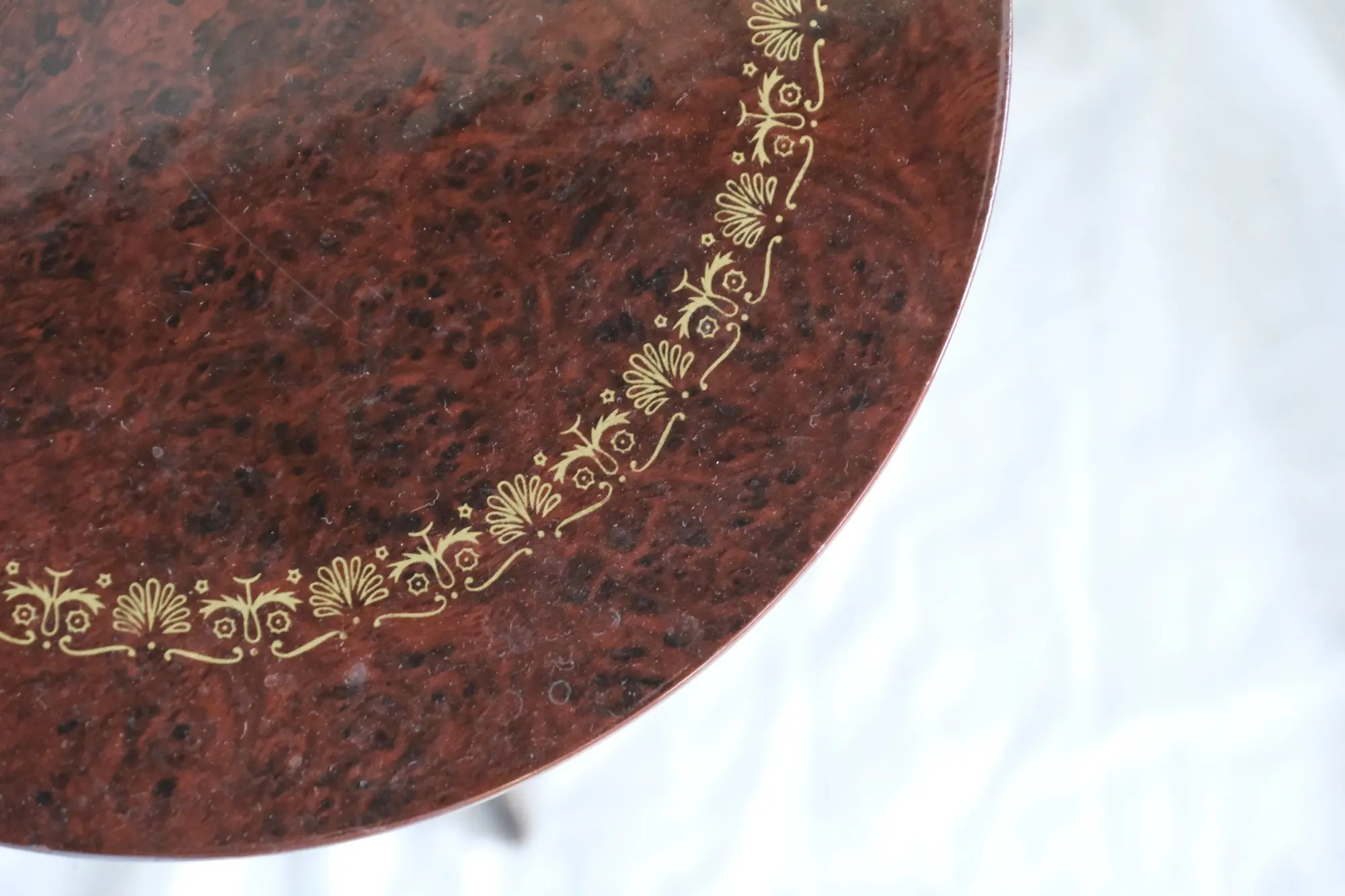 Mesa Velador pequeño con sobre decorado · vista 5/5