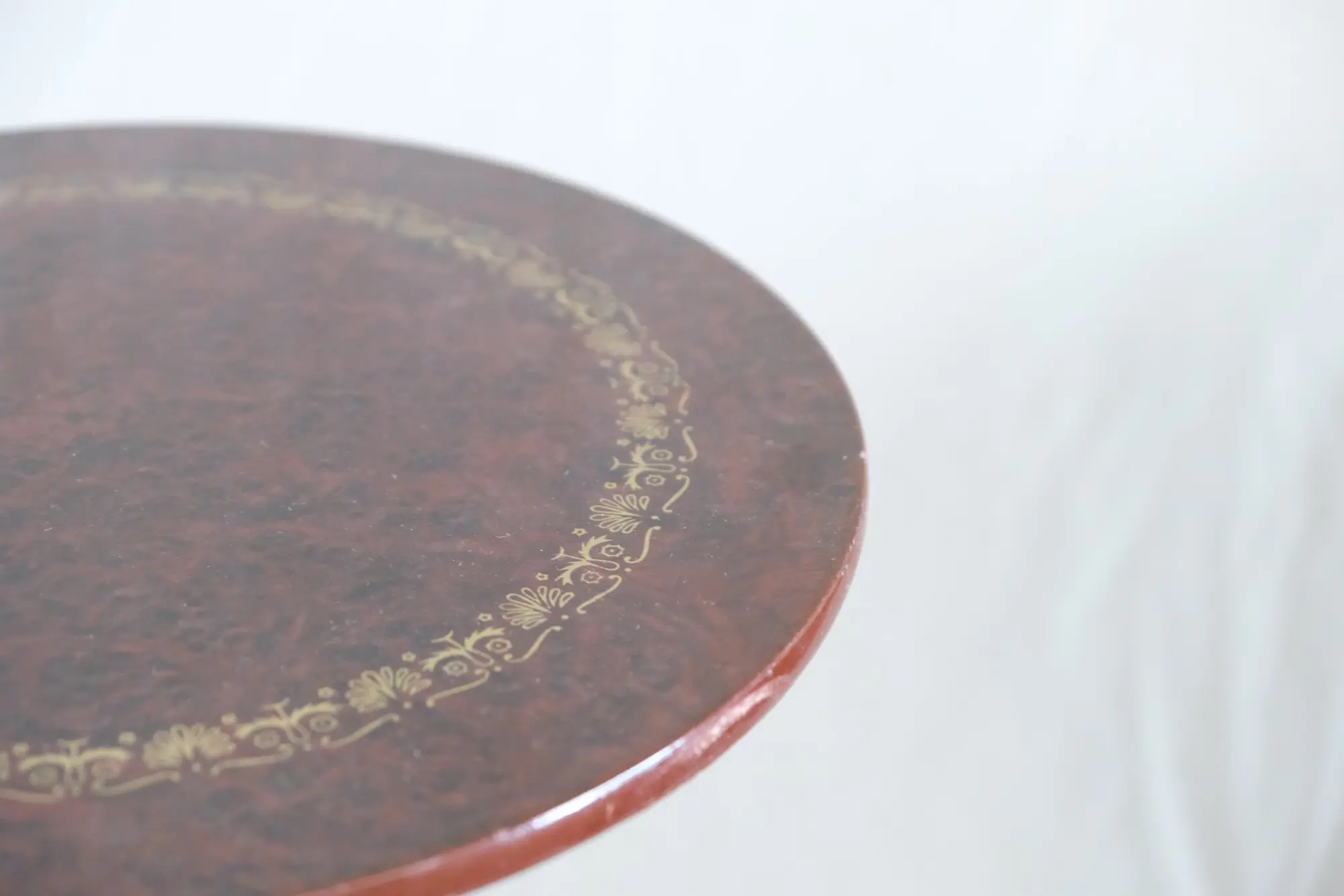 Mesa Velador pequeño con sobre decorado · vista 2/5