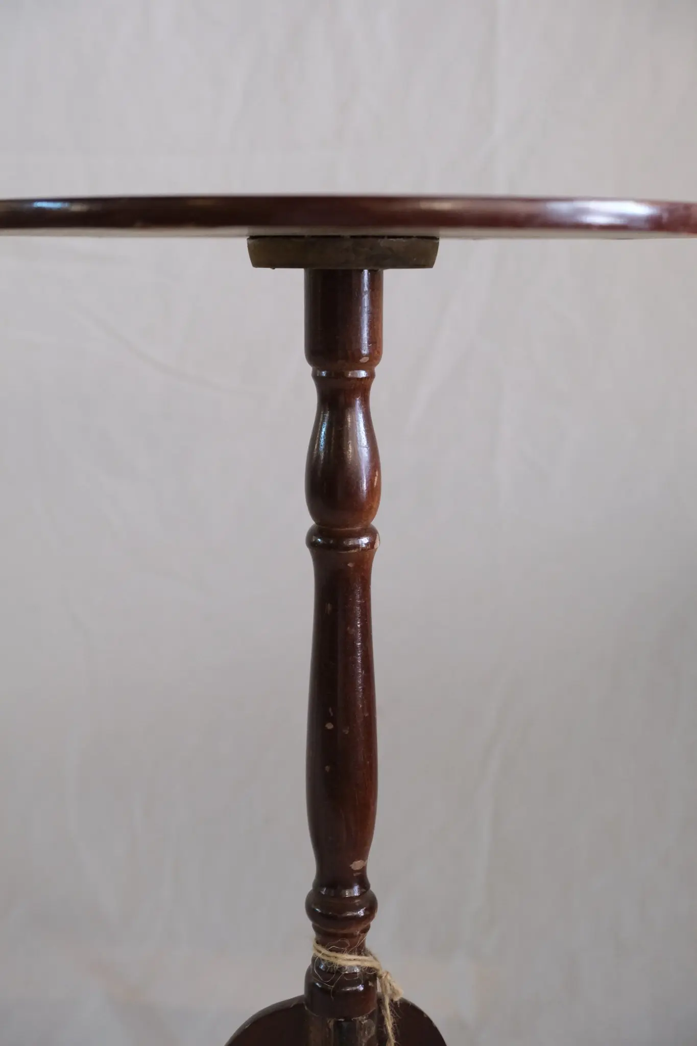 Mesa Velador pequeño con sobre decorado · vista 4/5
