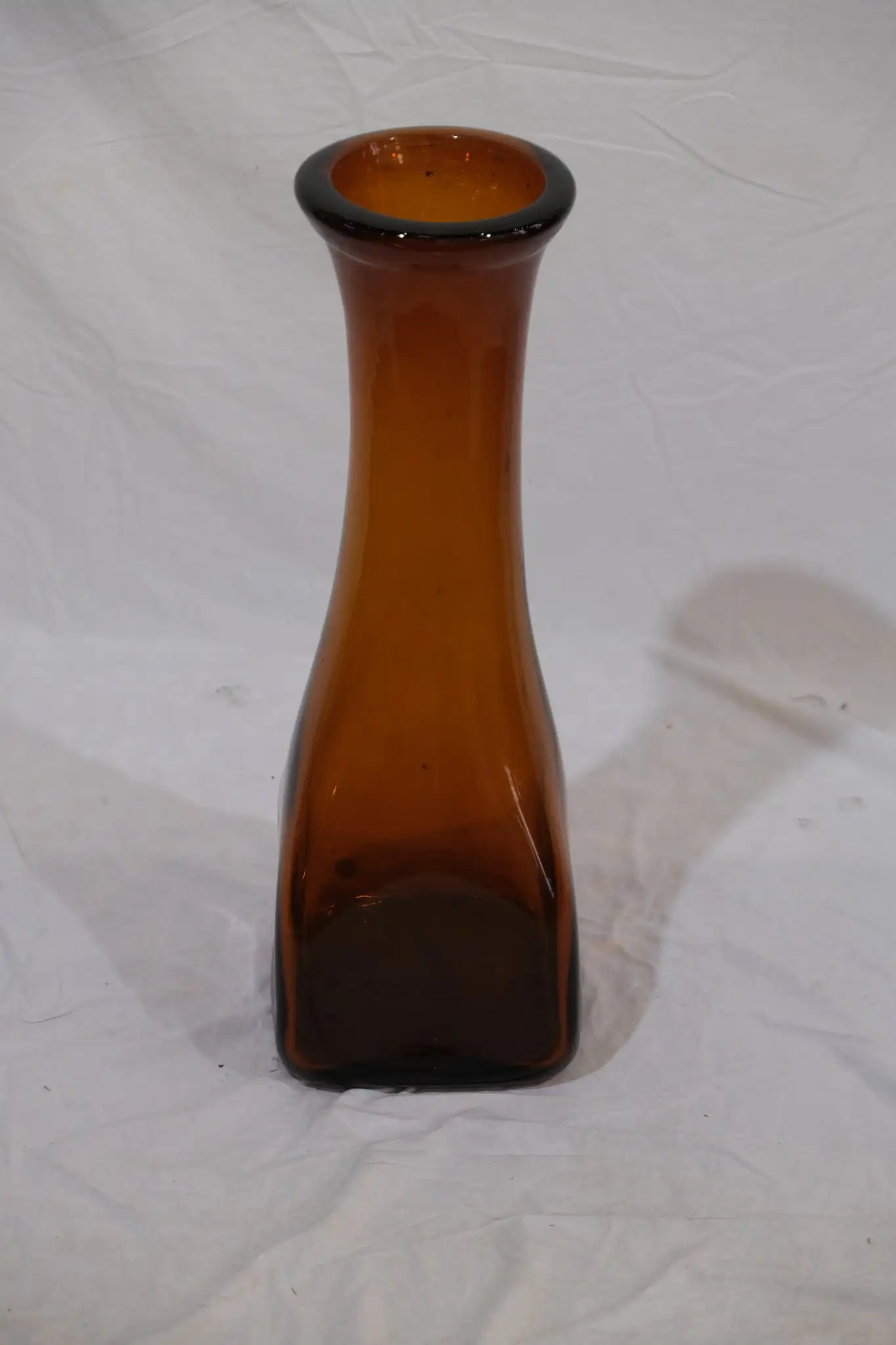 Vaso de Vidrio Ámbar del Siglo XX con Forma Elegante