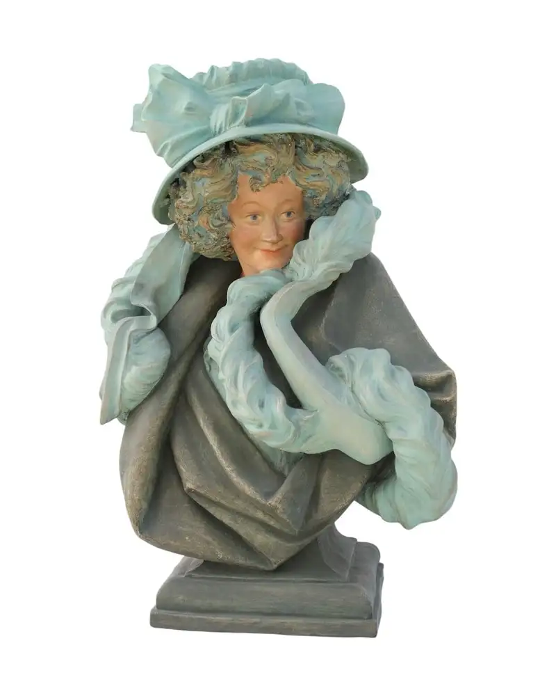 Escultura de Mujer con Sombrero del Siglo XX