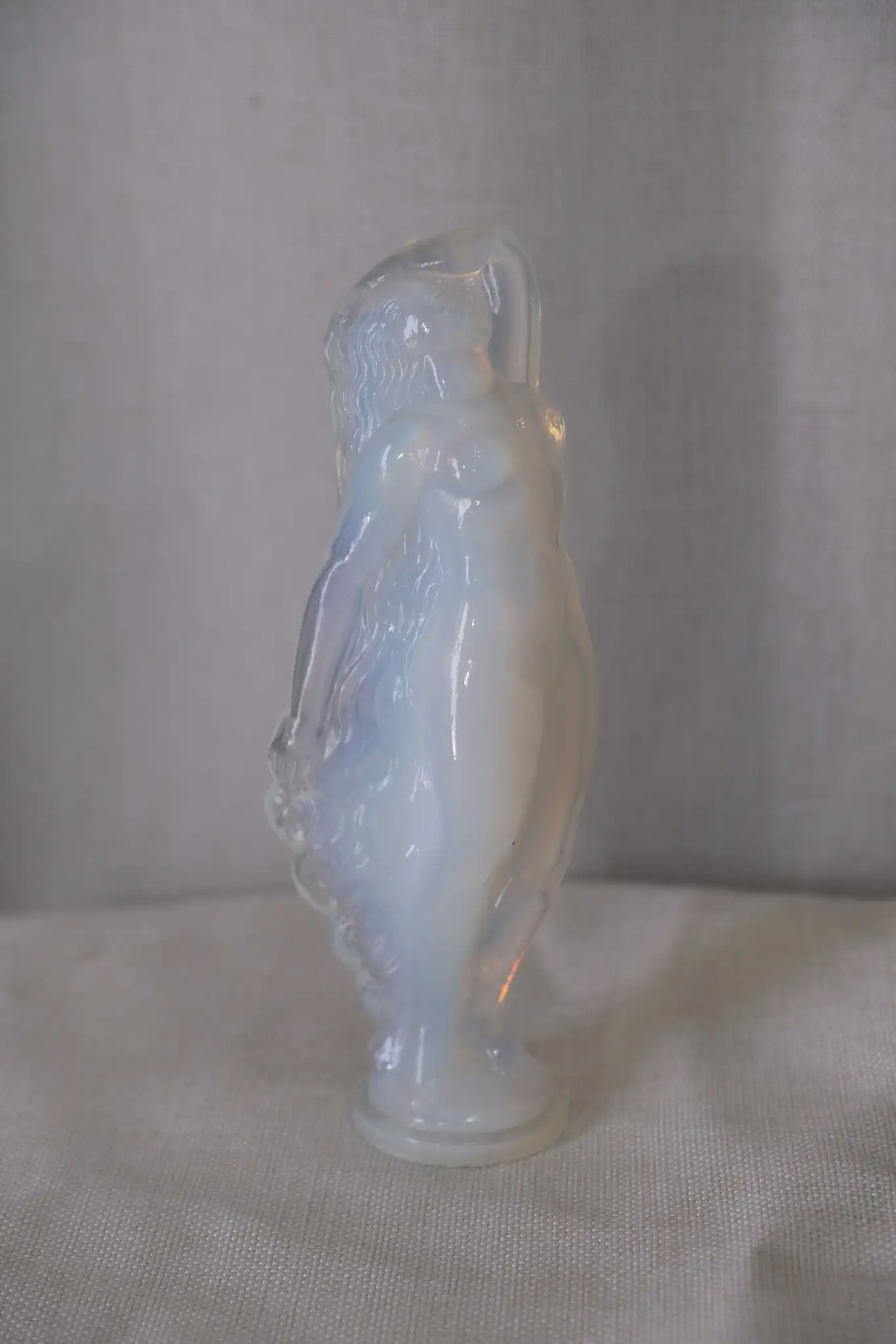 Figura de Mujer en Cristal Opalescente del Siglo XX