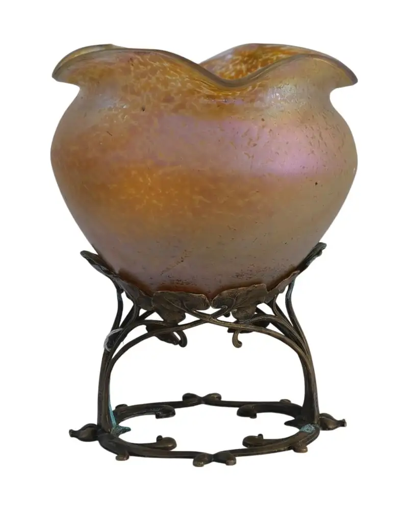 Jarrón de Cristal Iridiscente con Base de Bronce del Siglo XX