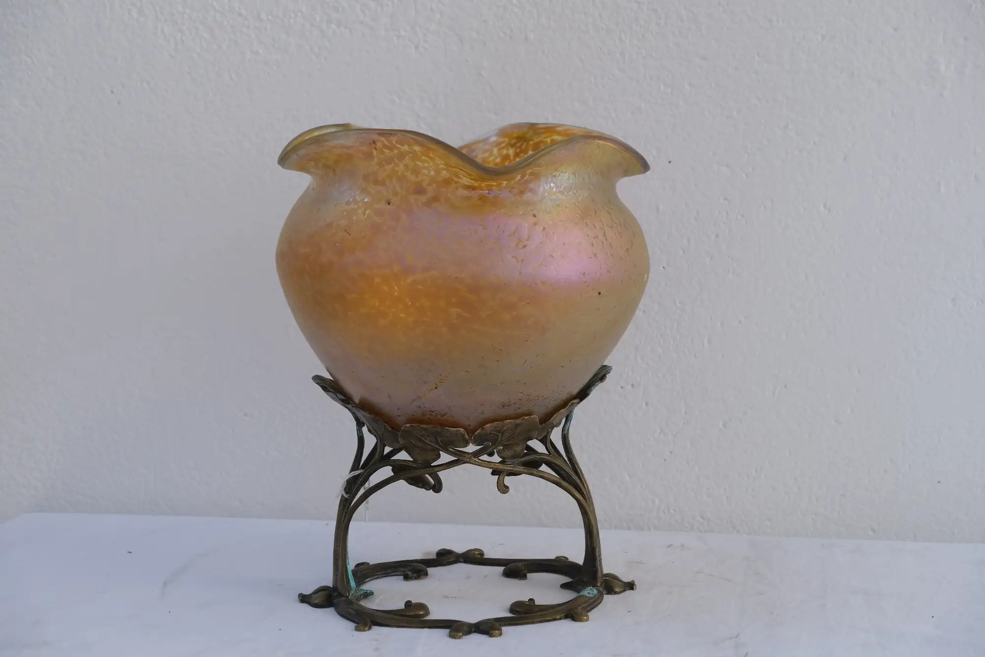 Jarrón de Cristal Iridiscente con Base de Bronce del Siglo XX