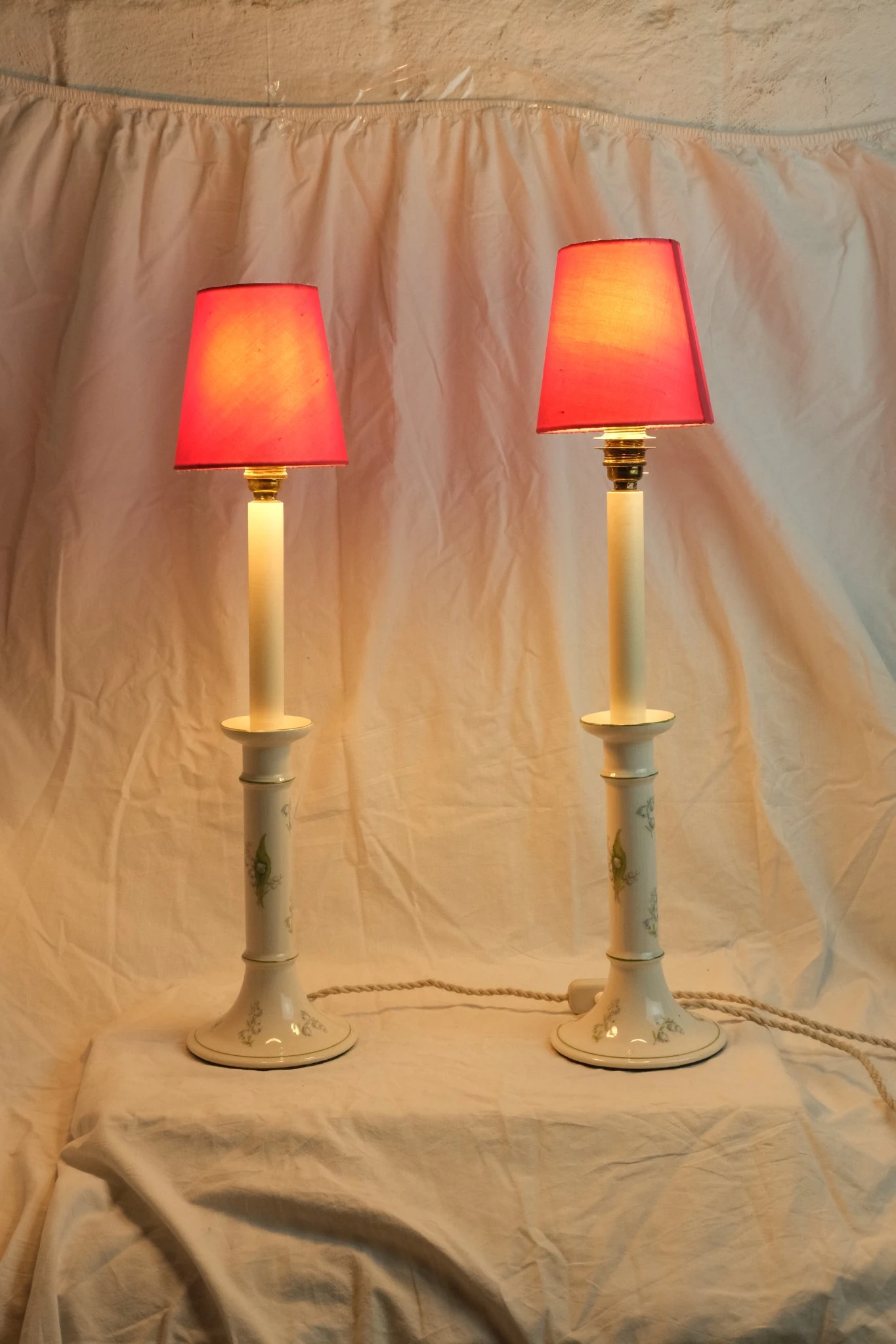 Lámparas de Mesa del Siglo XX con Pantallas Rojas, Iluminación, Primera mitad del siglo XX