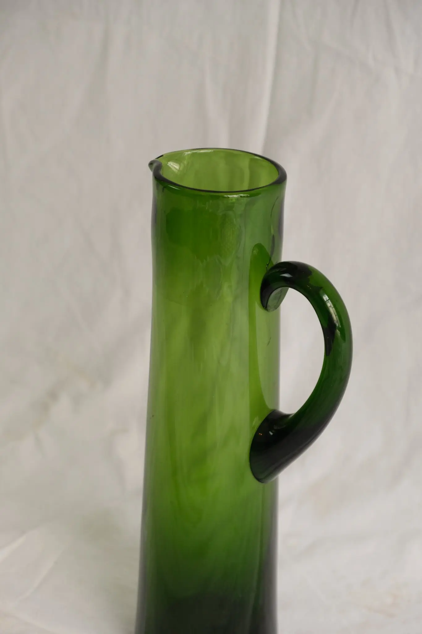 Jarra de Vidrio Verde del Siglo XX con Asa, Objetos Decorativos, Primera mitad del siglo XX · vista 3/5