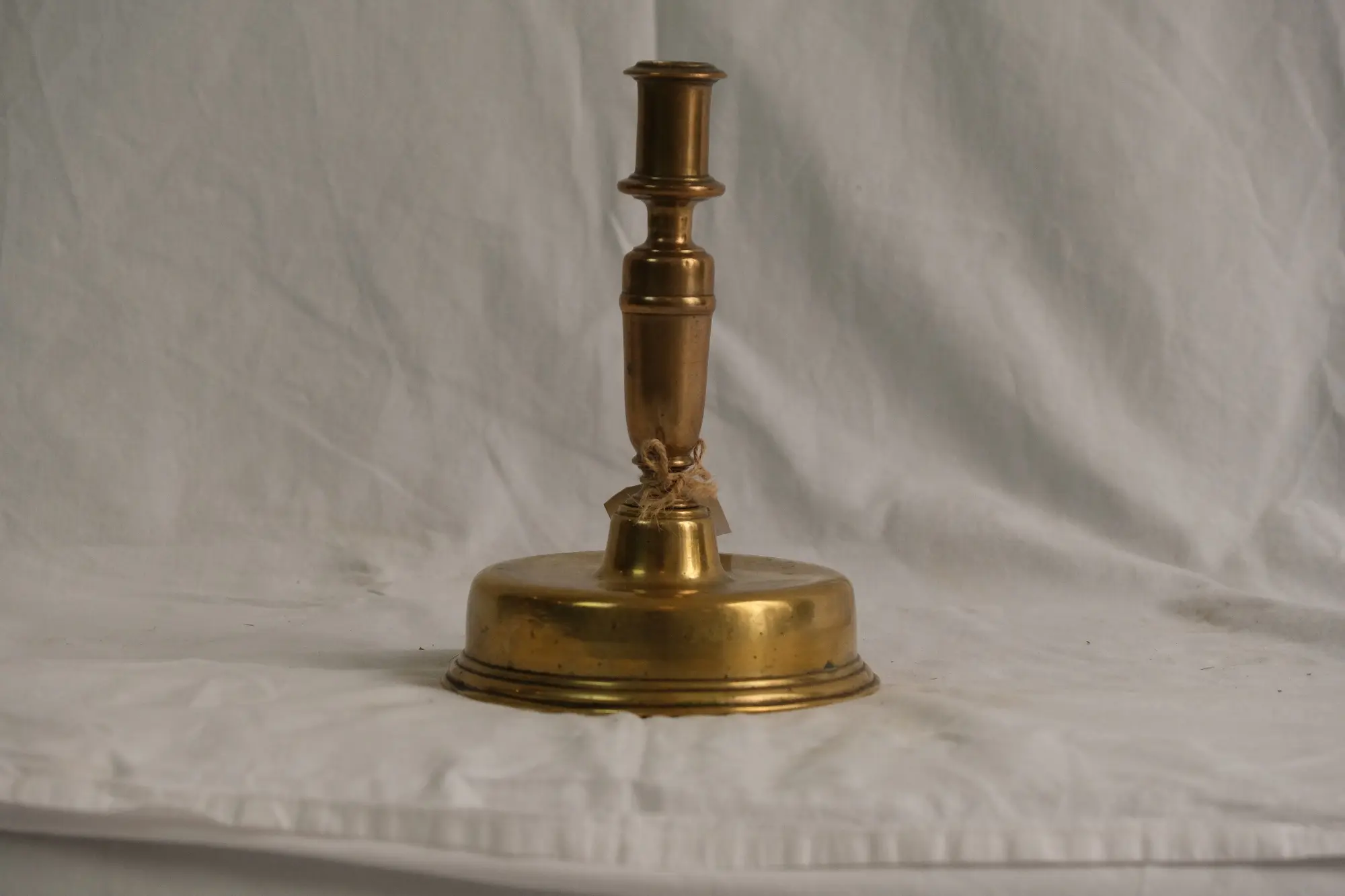 Candelabro de Bronce del Siglo XIX con Base Redonda, Iluminación, Siglo XIX · vista 2/5