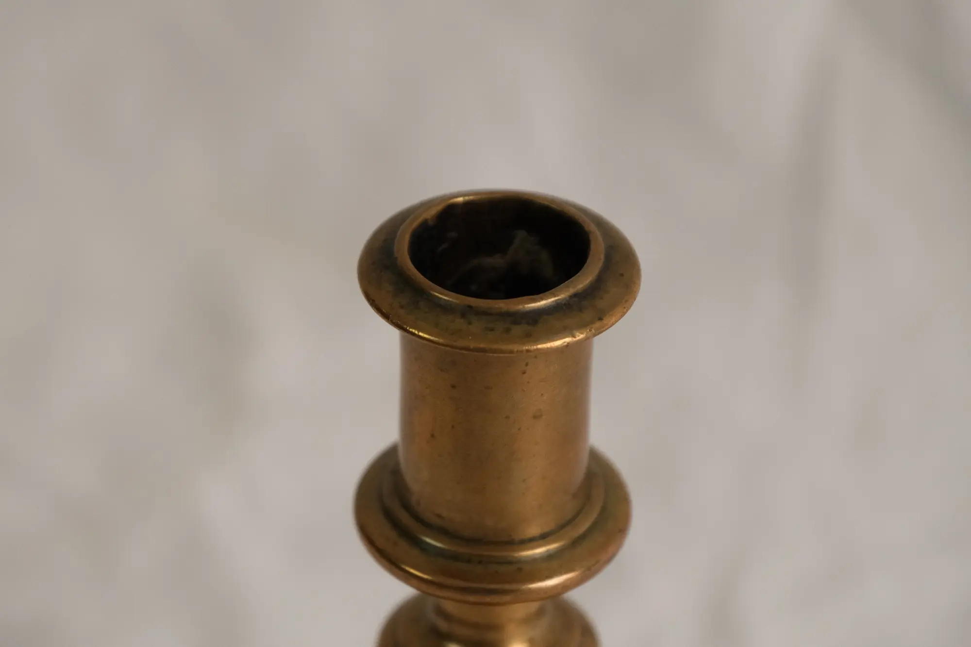 Candelabro de Bronce del Siglo XIX con Base Redonda, Iluminación, Siglo XIX · vista 4/5