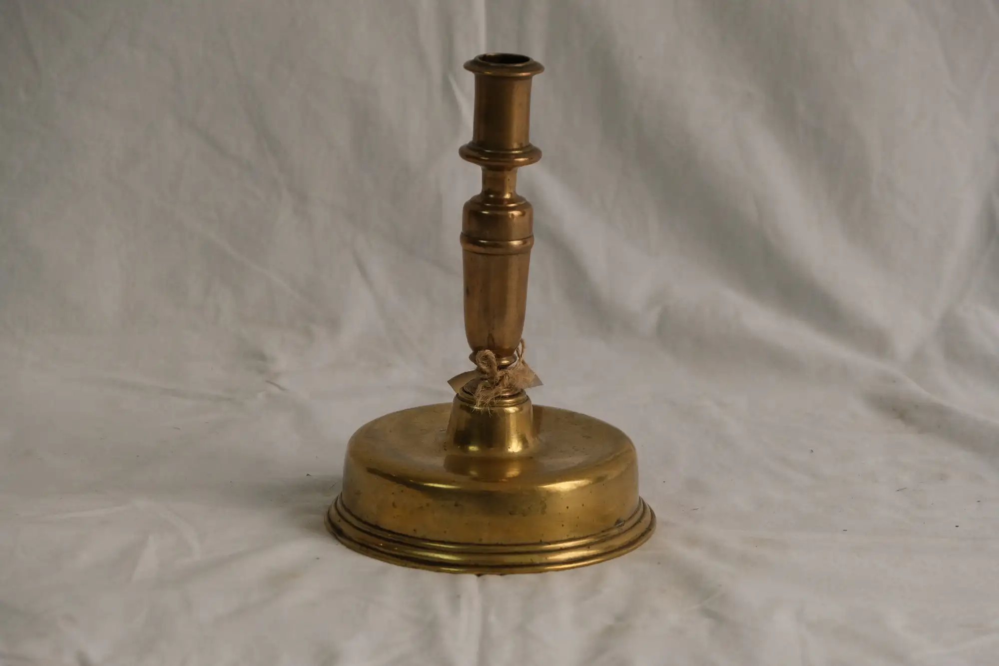 Candelabro de Bronce del Siglo XIX con Base Redonda