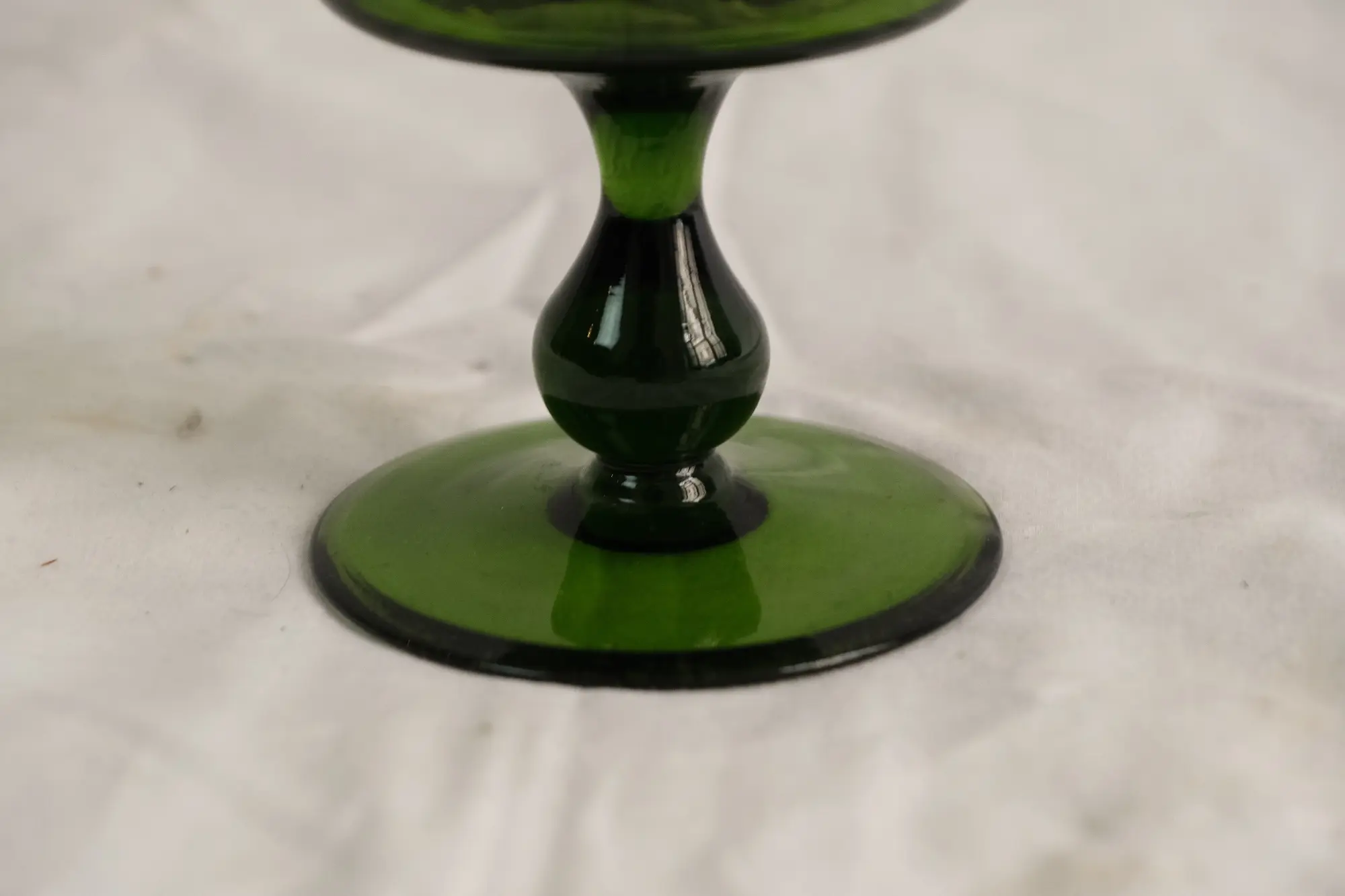 Copa de Vidrio Verde del Siglo XIX con Base Sólida, Objetos Decorativos, Siglo XIX · vista 3/5