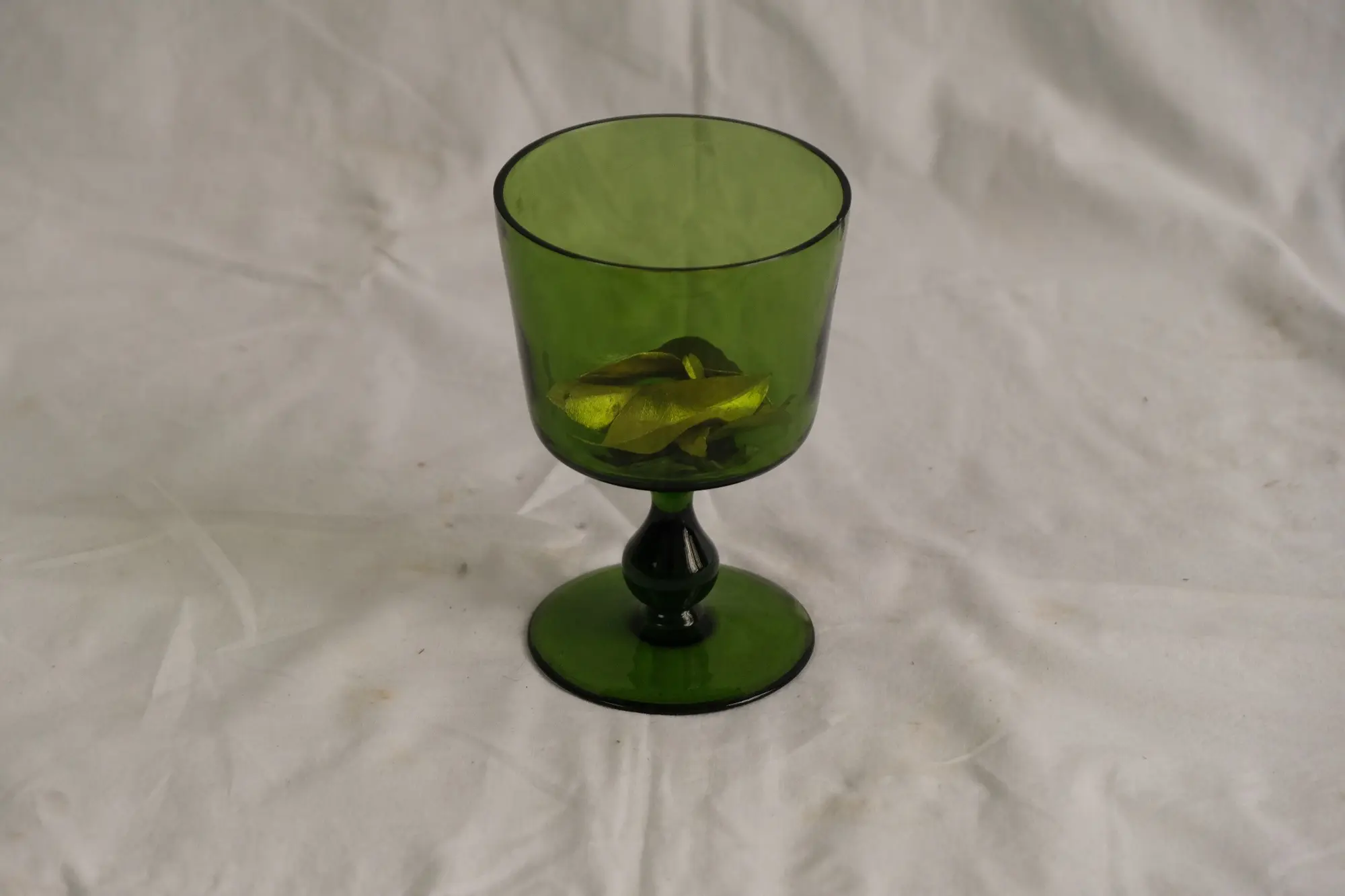 Copa de Vidrio Verde del Siglo XIX con Base Sólida, Objetos Decorativos, Siglo XIX · vista 2/5