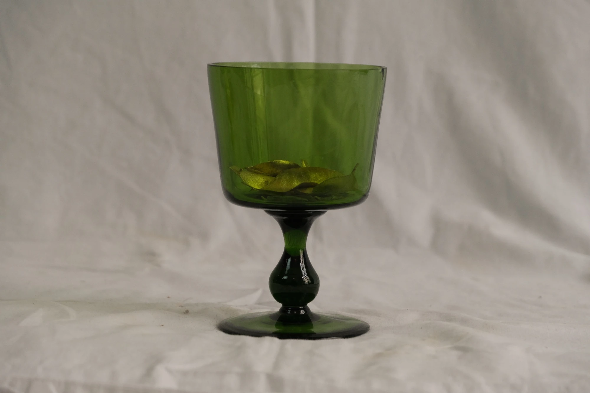 Copa de Vidrio Verde del Siglo XIX con Base Sólida, Objetos Decorativos, Siglo XIX