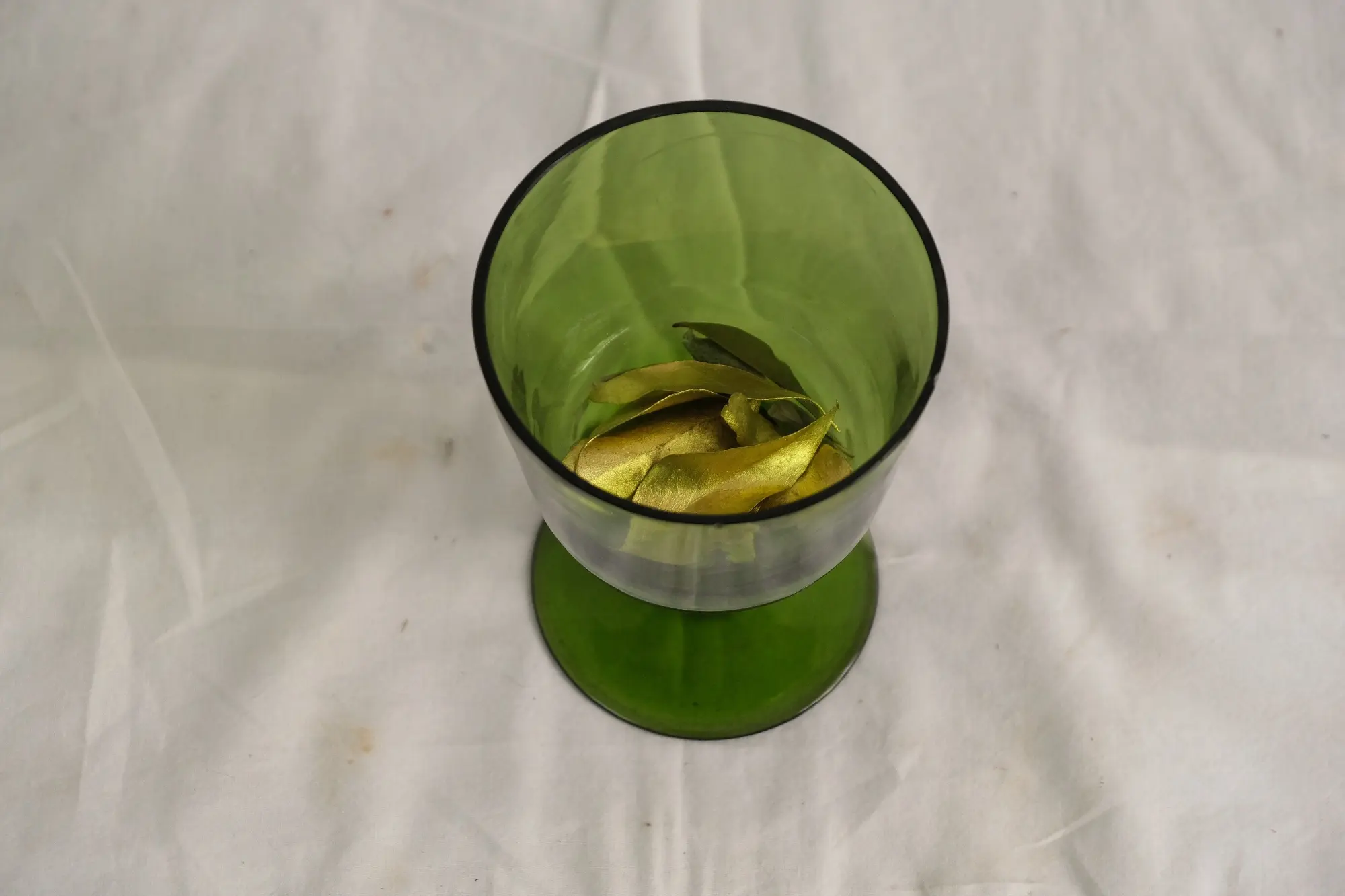 Copa de Vidrio Verde del Siglo XIX con Base Sólida, Objetos Decorativos, Siglo XIX · vista 4/5