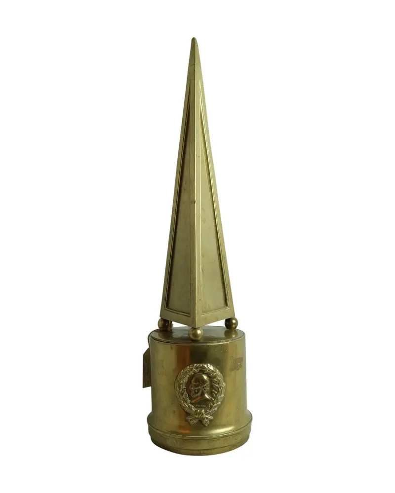 Obelisco de Bronce del Siglo XX con Inscripción, Objetos Decorativos, Primera mitad del siglo XX