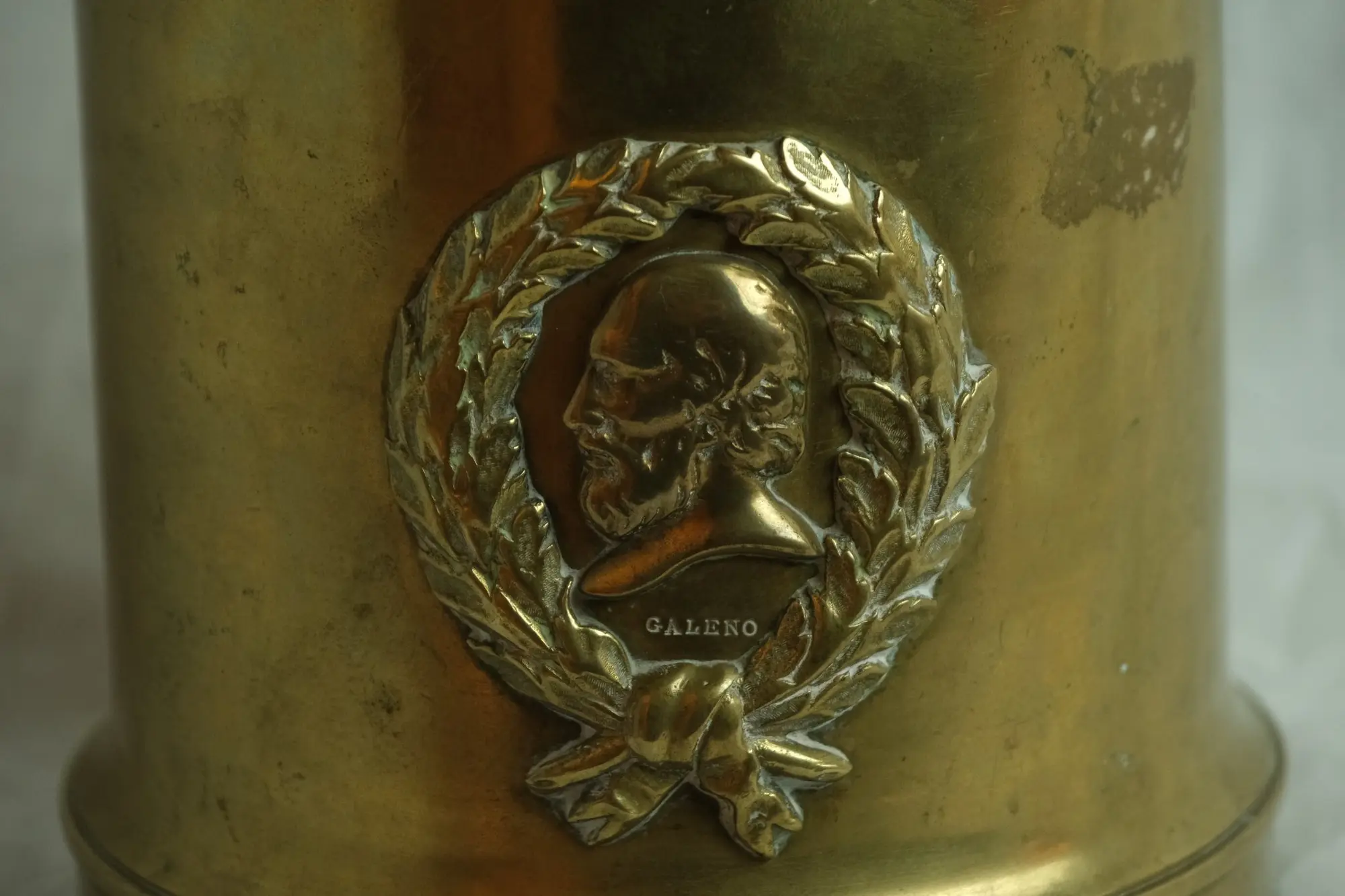 Obelisco de Bronce del Siglo XX con Inscripción, Objetos Decorativos, Primera mitad del siglo XX · vista 5/13