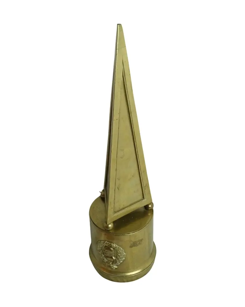 Obelisco de Bronce del Siglo XX con Inscripción, Objetos Decorativos, Primera mitad del siglo XX · vista 10/13