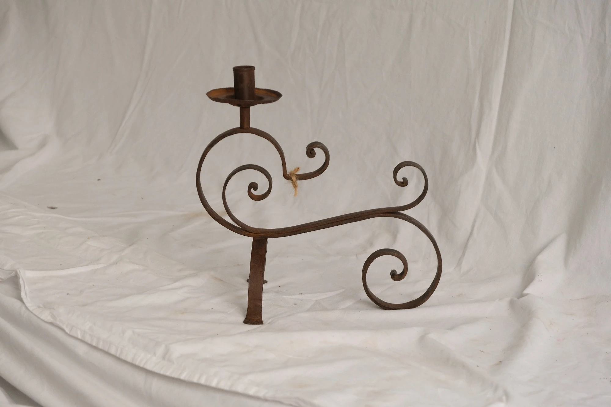 Candelabro de Hierro Forjado del Siglo XVIII con Diseño Curvado, Iluminación, Siglo XVIII