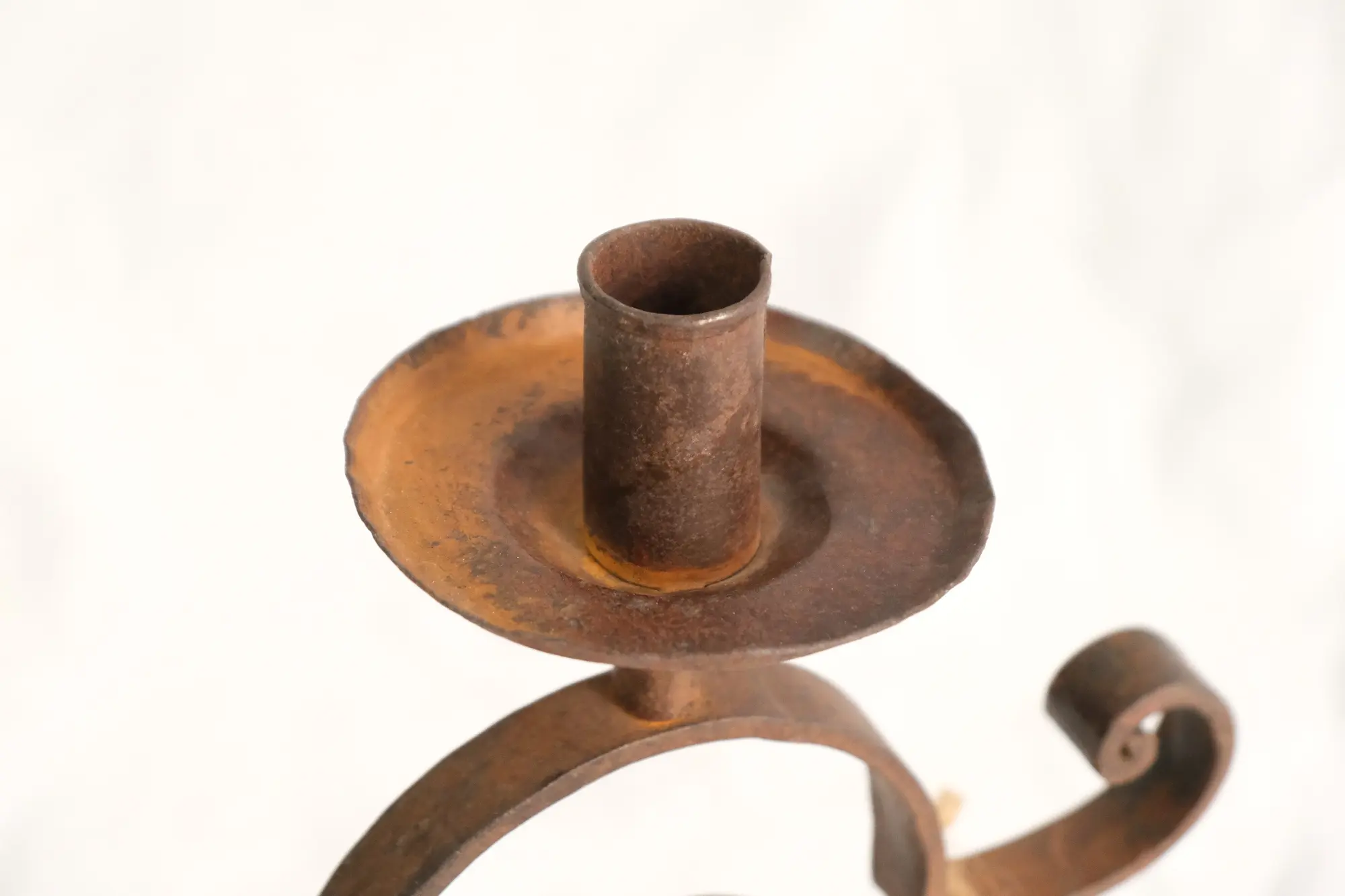 Candelabro de Hierro Forjado del Siglo XVIII con Diseño Curvado, Iluminación, Siglo XVIII · vista 5/7