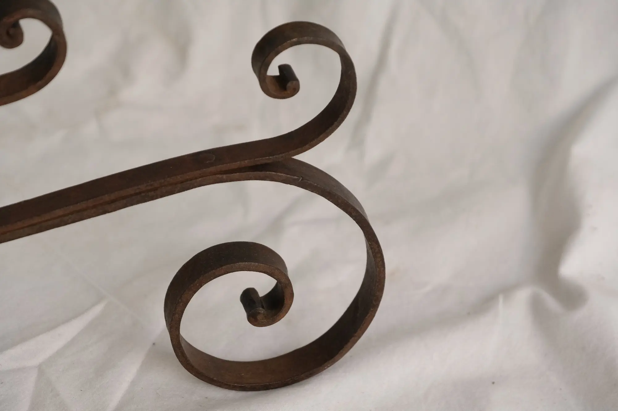 Candelabro de Hierro Forjado del Siglo XVIII con Diseño Curvado, Iluminación, Siglo XVIII · vista 6/7