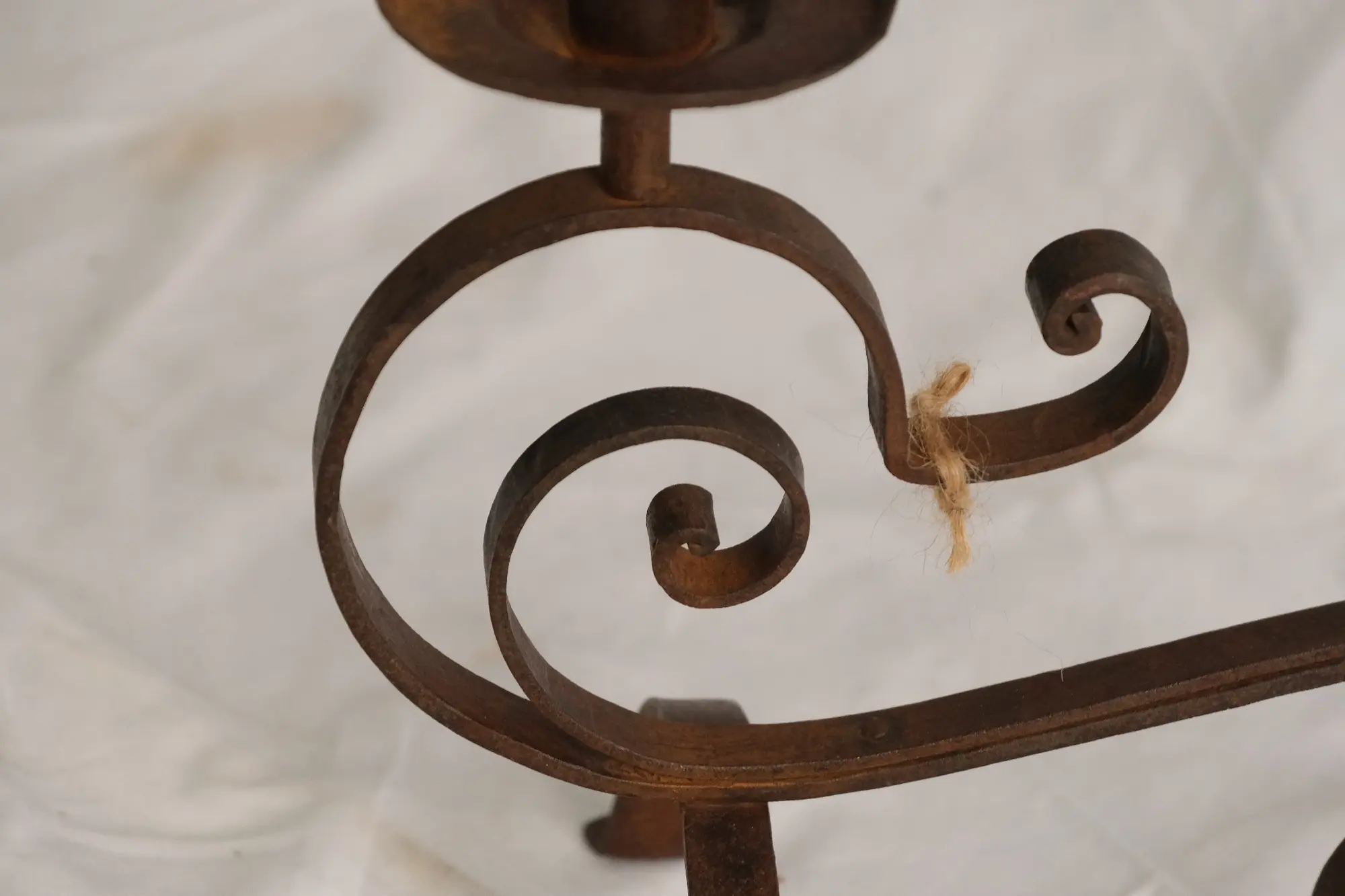 Candelabro de Hierro Forjado del Siglo XVIII con Diseño Curvado, Iluminación, Siglo XVIII · vista 7/7