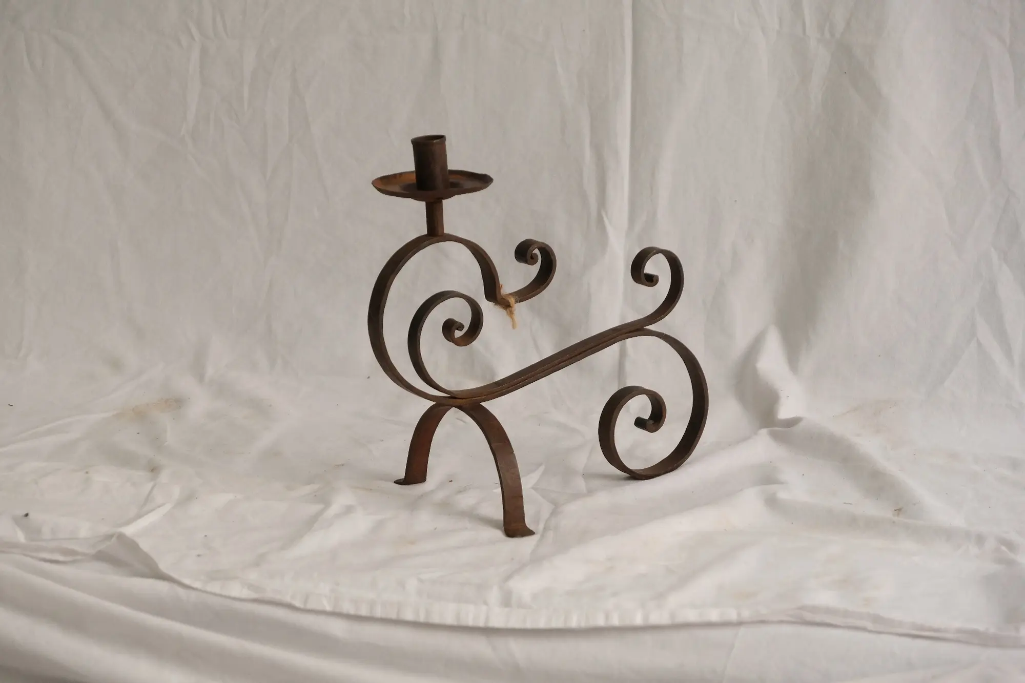 Candelabro de Hierro Forjado del Siglo XVIII con Diseño Curvado, Iluminación, Siglo XVIII · vista 2/7
